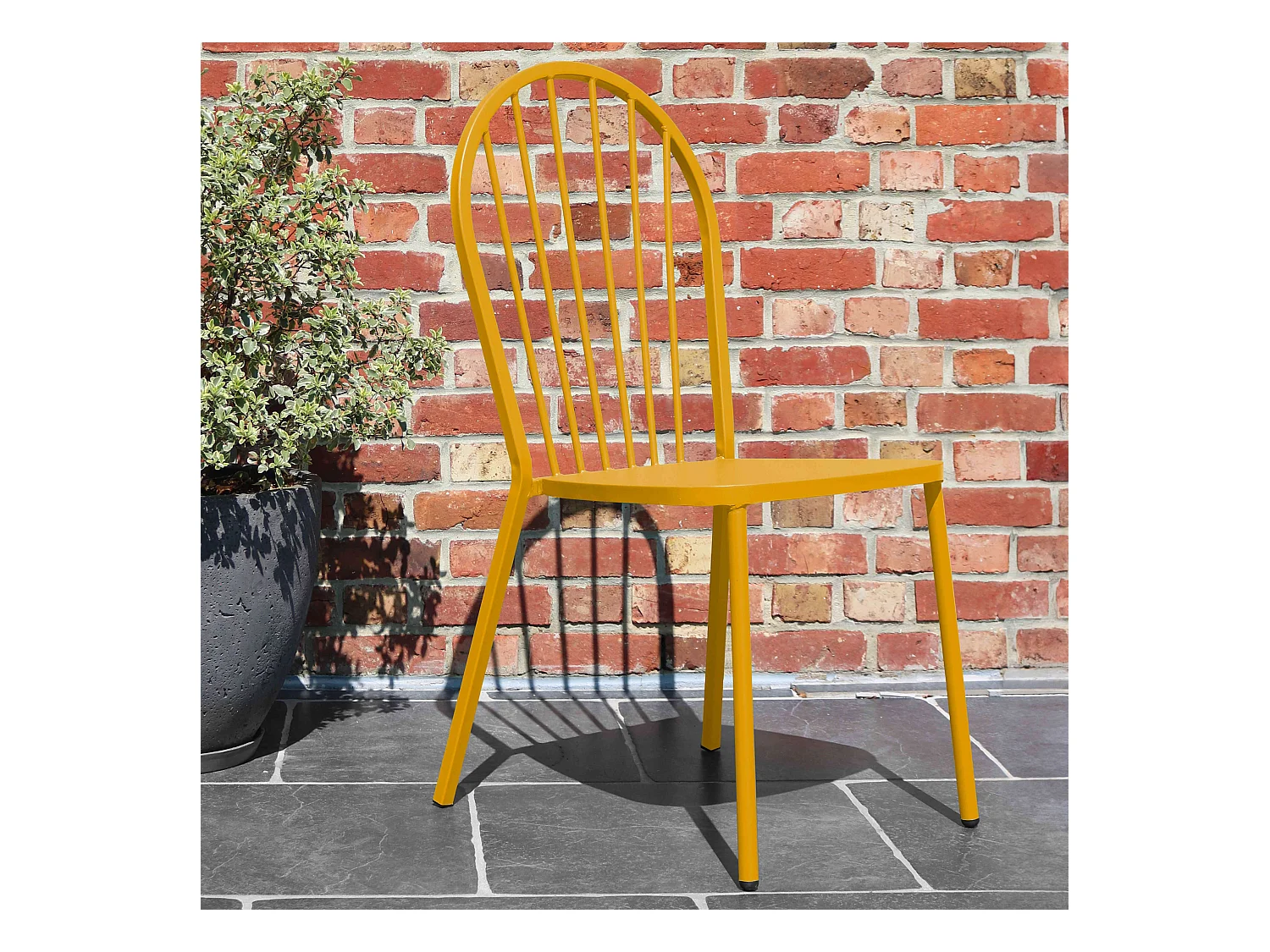 Bistrostoel van geel metaal
