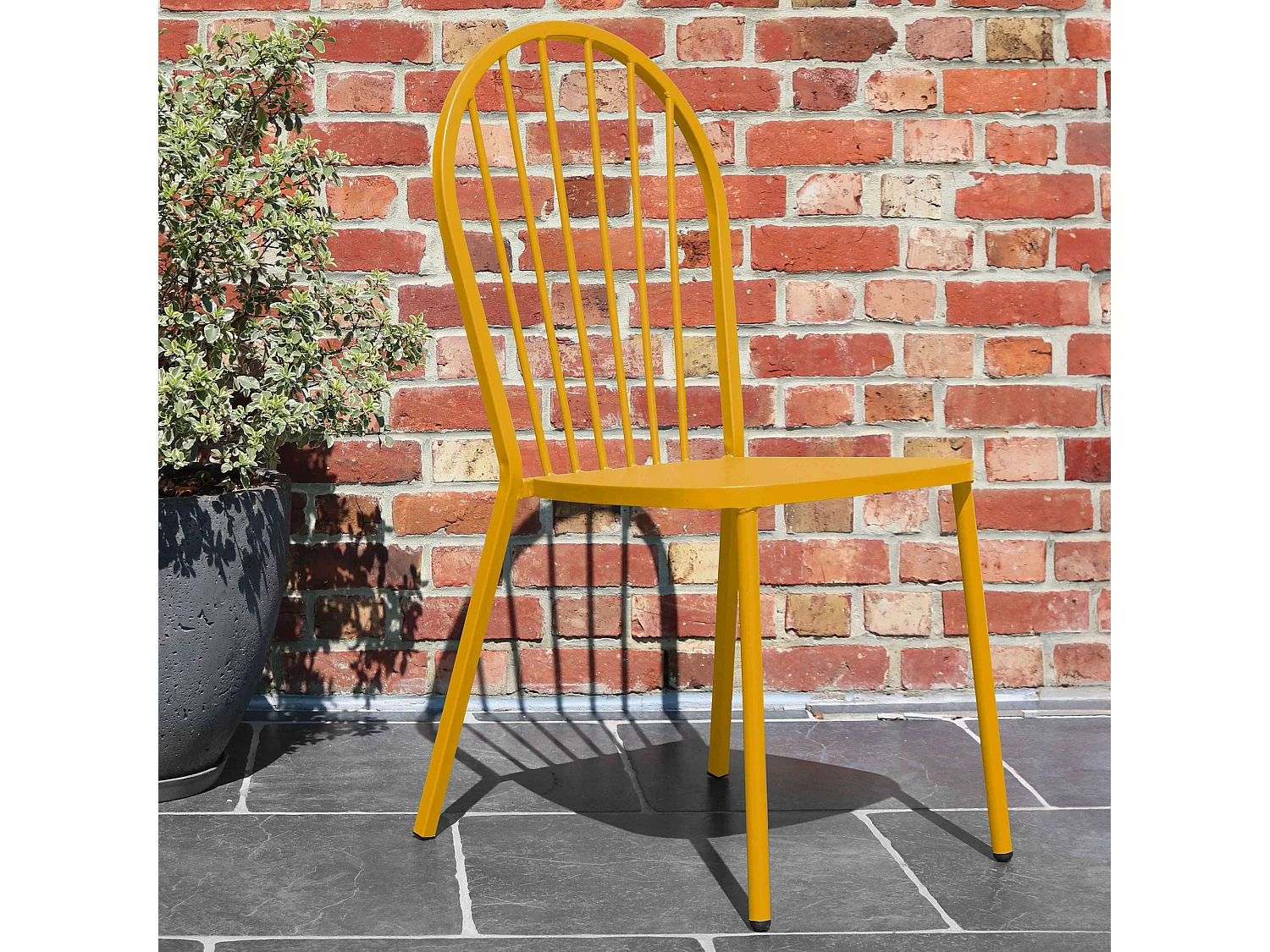 Chaise bistrot en métal jaune