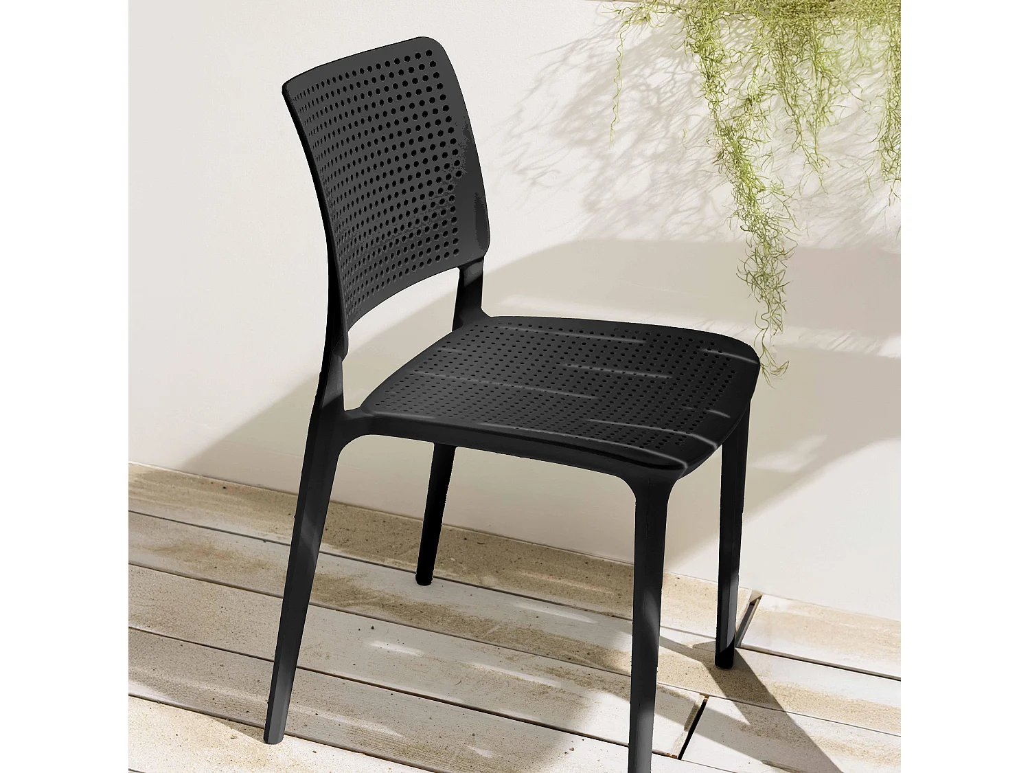 Chaise de terrasse ajourée en plastique noire