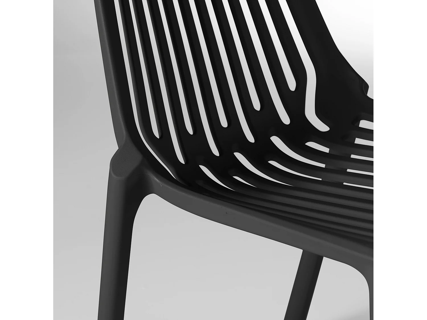 Lot de 4 chaises en plastique noir