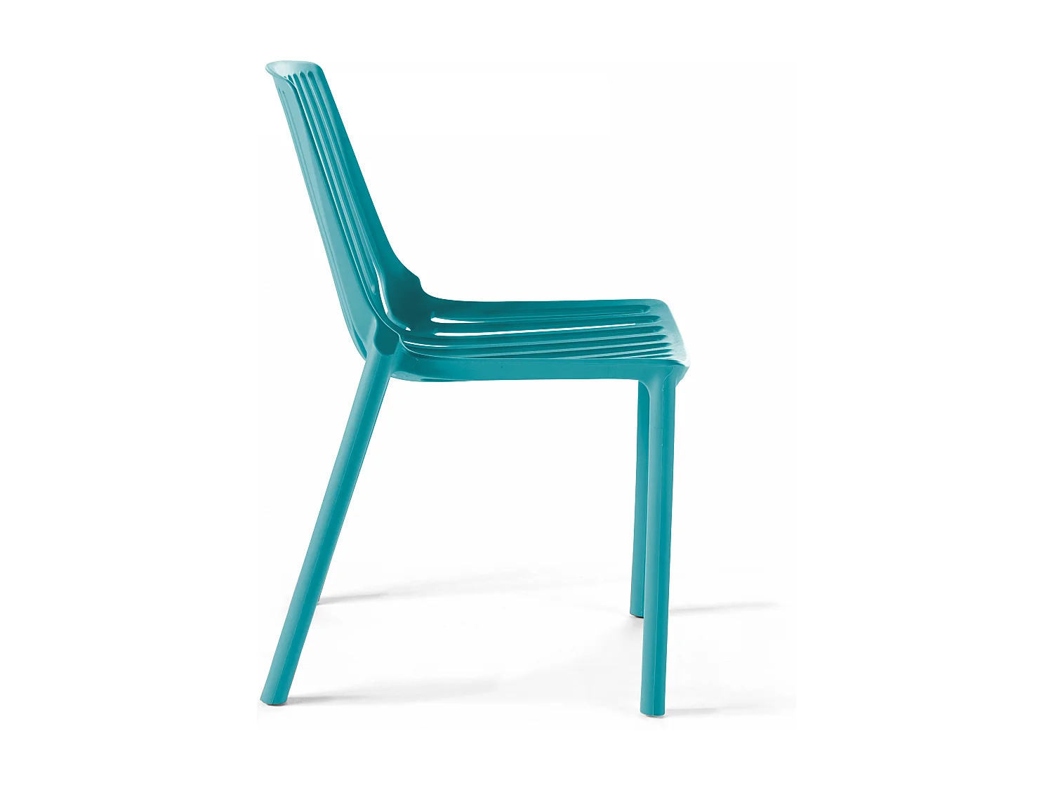 Chaise de jardin ajourée en plastique bleu