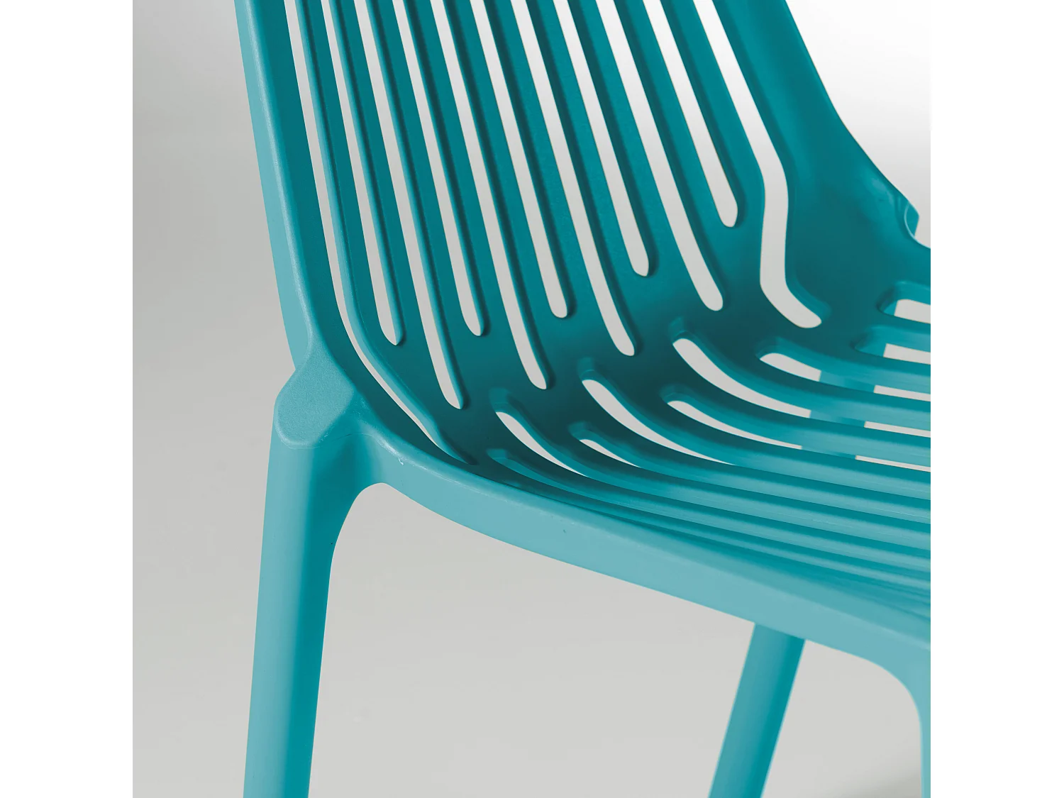 Chaise de jardin ajourée en plastique bleu
