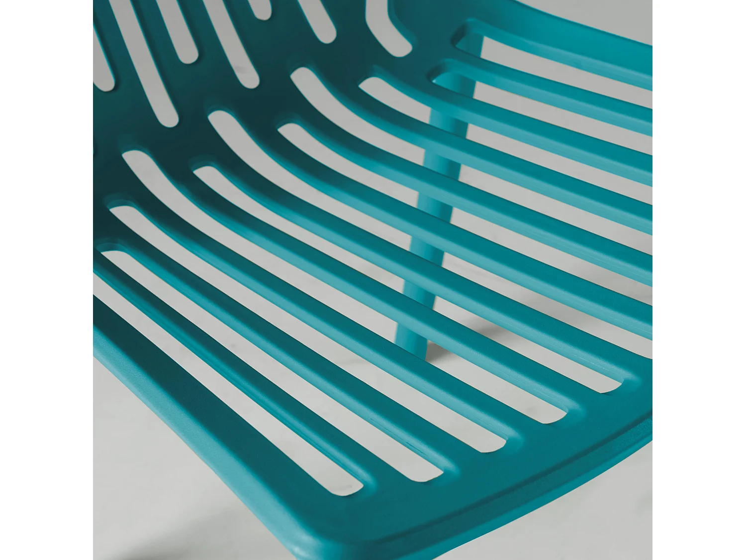 Chaise de jardin ajourée en plastique bleu