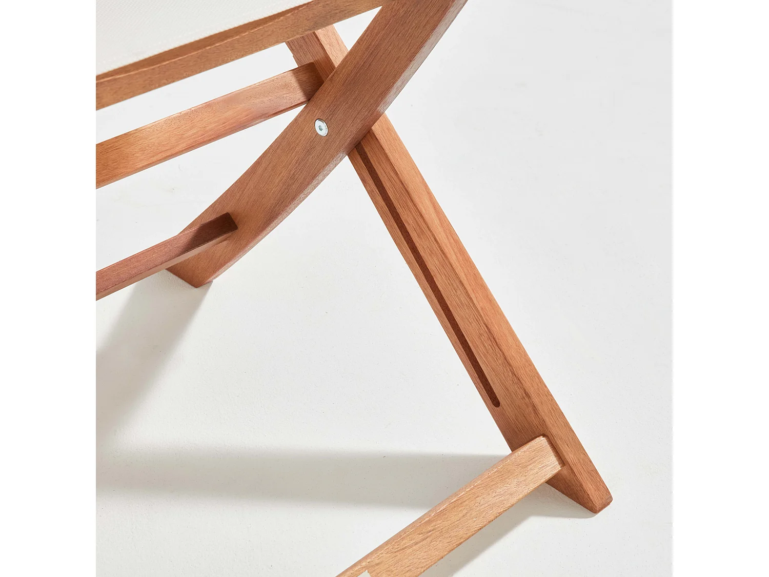 Lot de 2 chaises pliantes en bois d'eucalyptus et textilène blanc