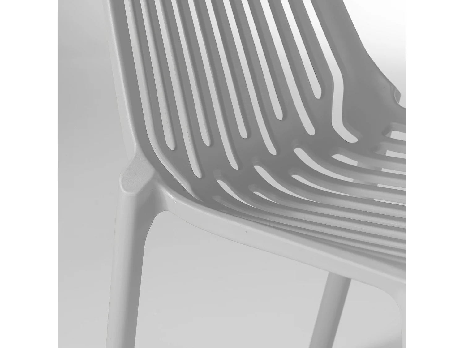Chaise de jardin ajourée en plastique blanc