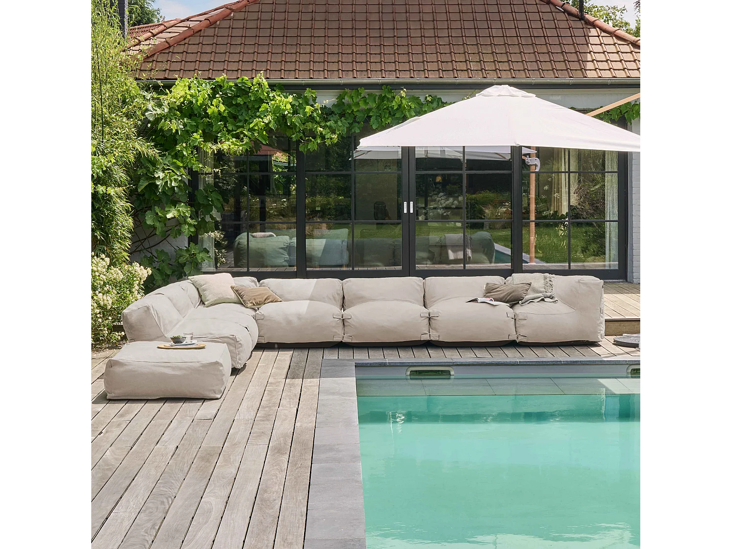 Modulaire hoekbank met 5 fauteuils, 2 hoeken en 1 zandkleurige poef