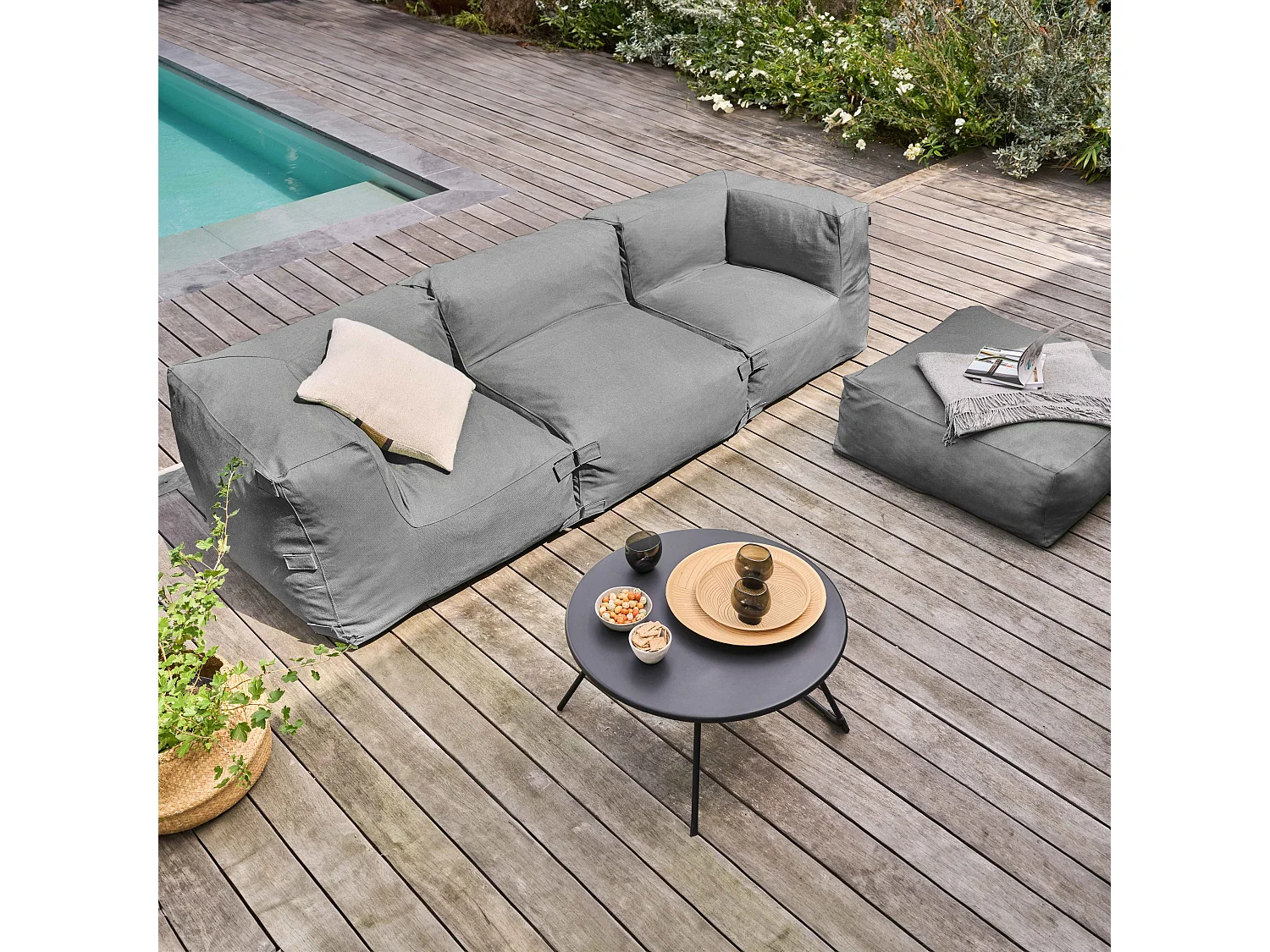 Sofá de esquina modular con 1 sillón, 2 ángulos y 1 puff gris.
