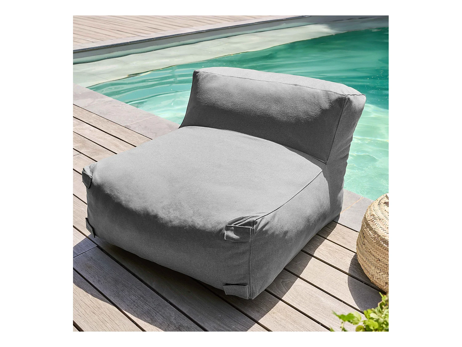 Sofá de esquina modular con 1 sillón, 2 ángulos y 1 puff gris.