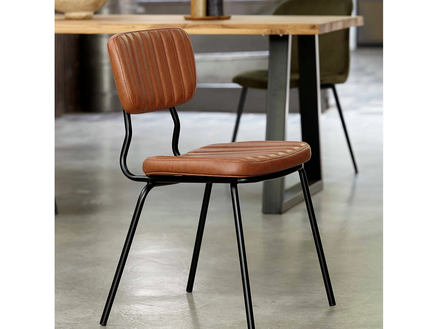 Lot de 2 chaises en textile enduit marron foncé