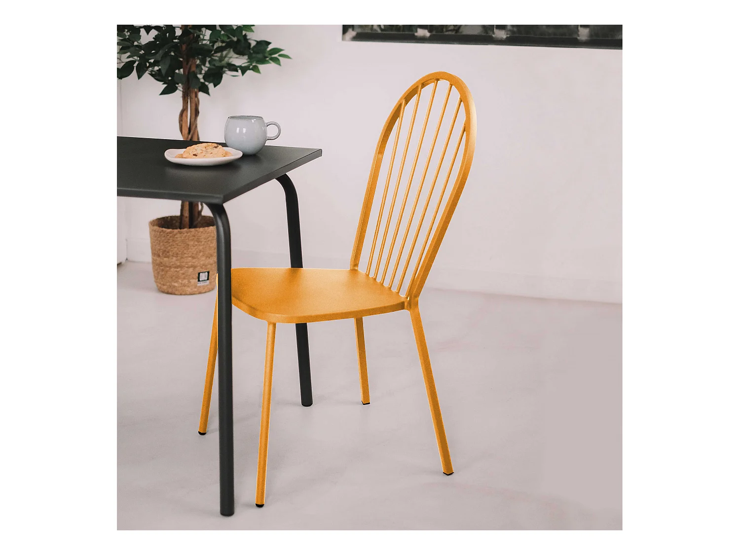 Chaise bistrot en métal jaune