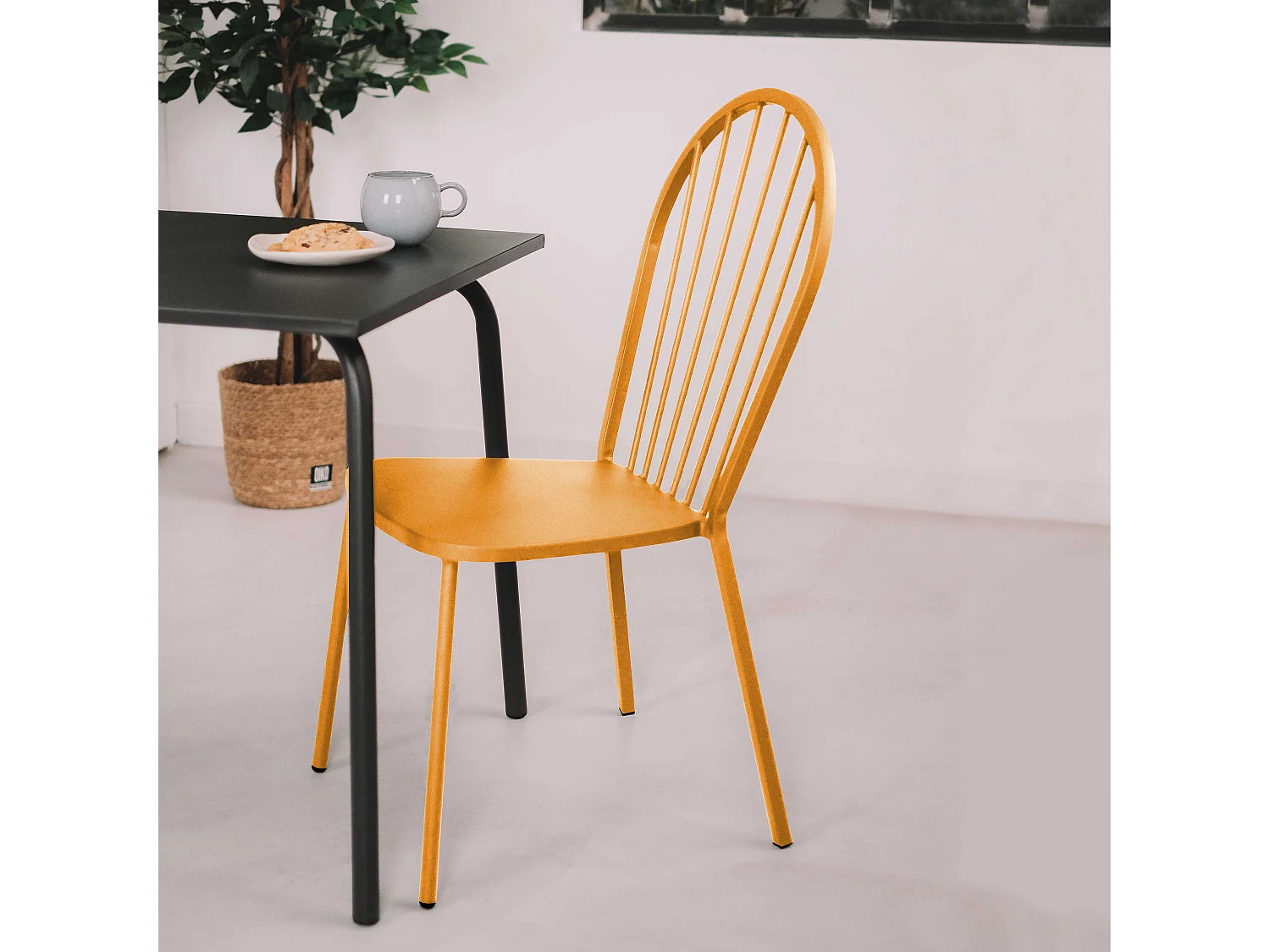 Chaise bistrot en métal jaune