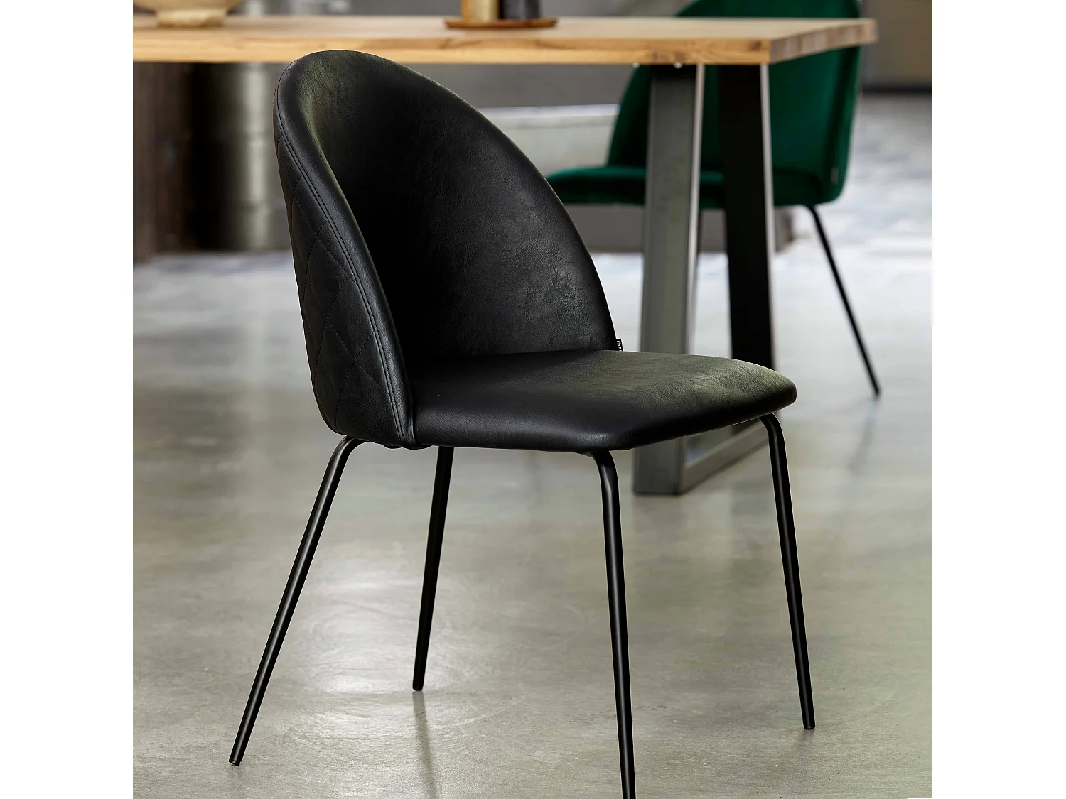 Lot de 4 chaises en textile enduit noir