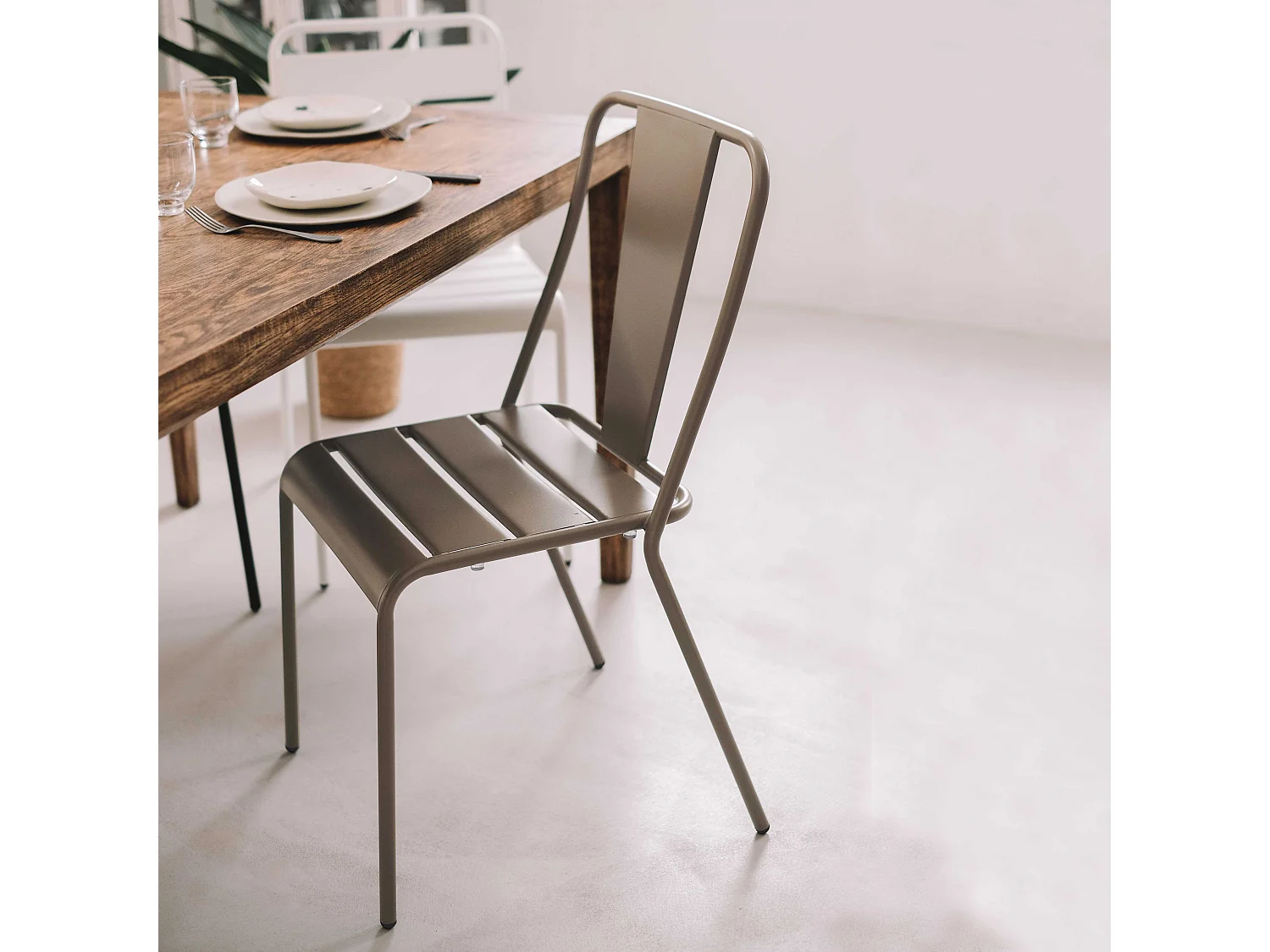 Chaise en métal bistrot taupe