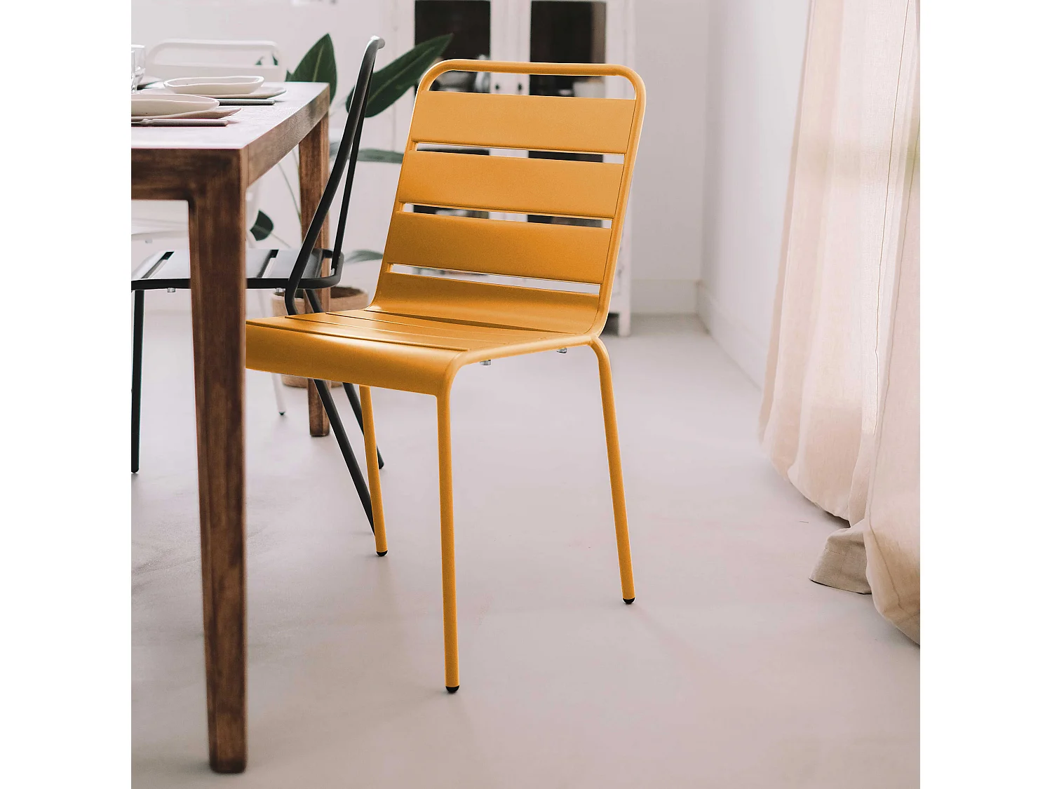 Chaise en métal jaune  - Palavas