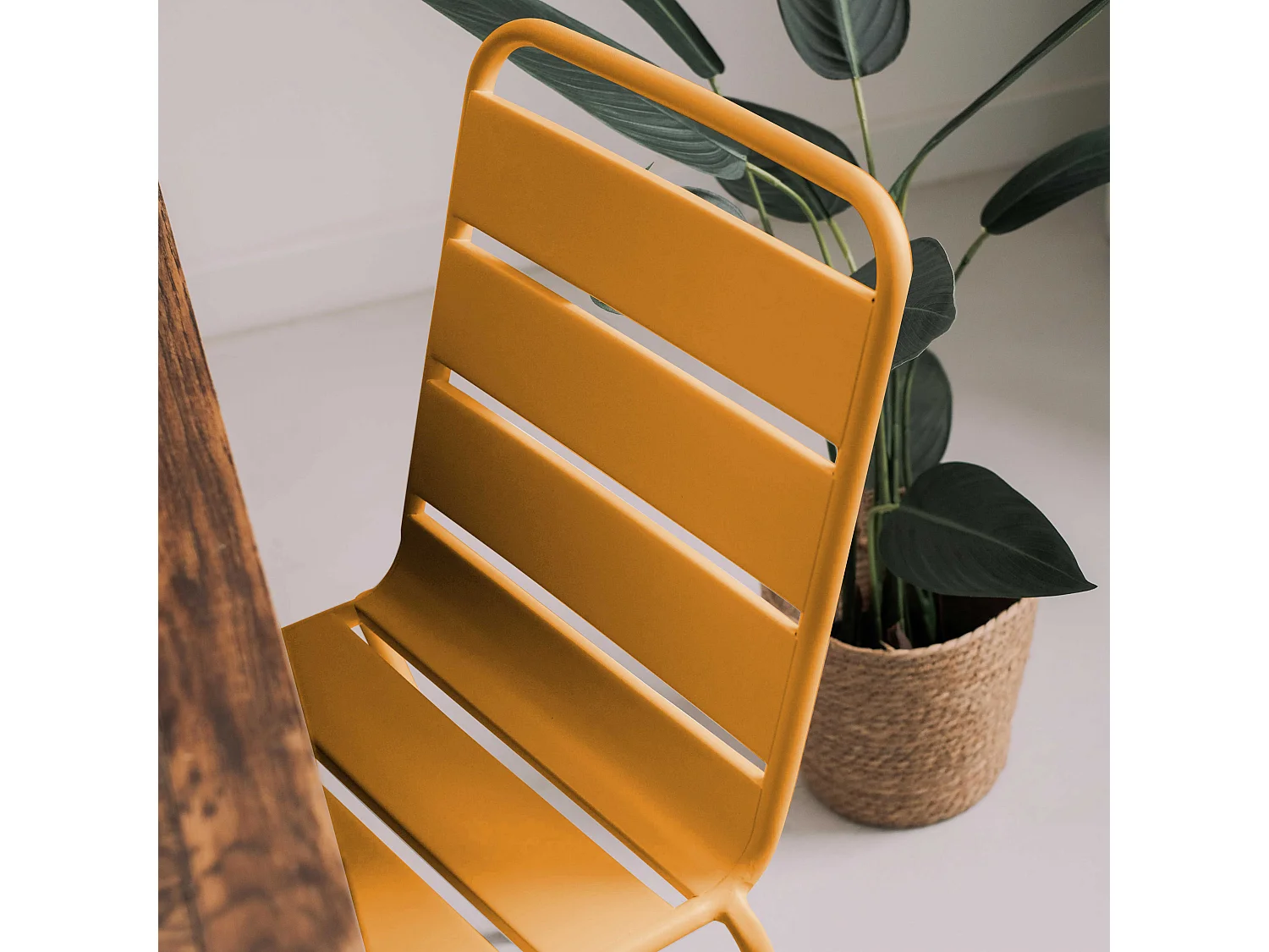 Chaise en métal jaune  - Palavas