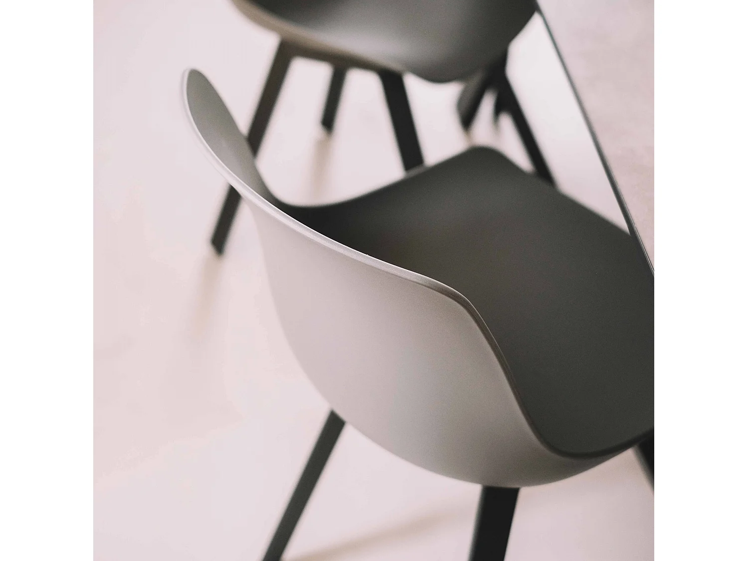 Lot de 4 chaises scandinave aluminium grises