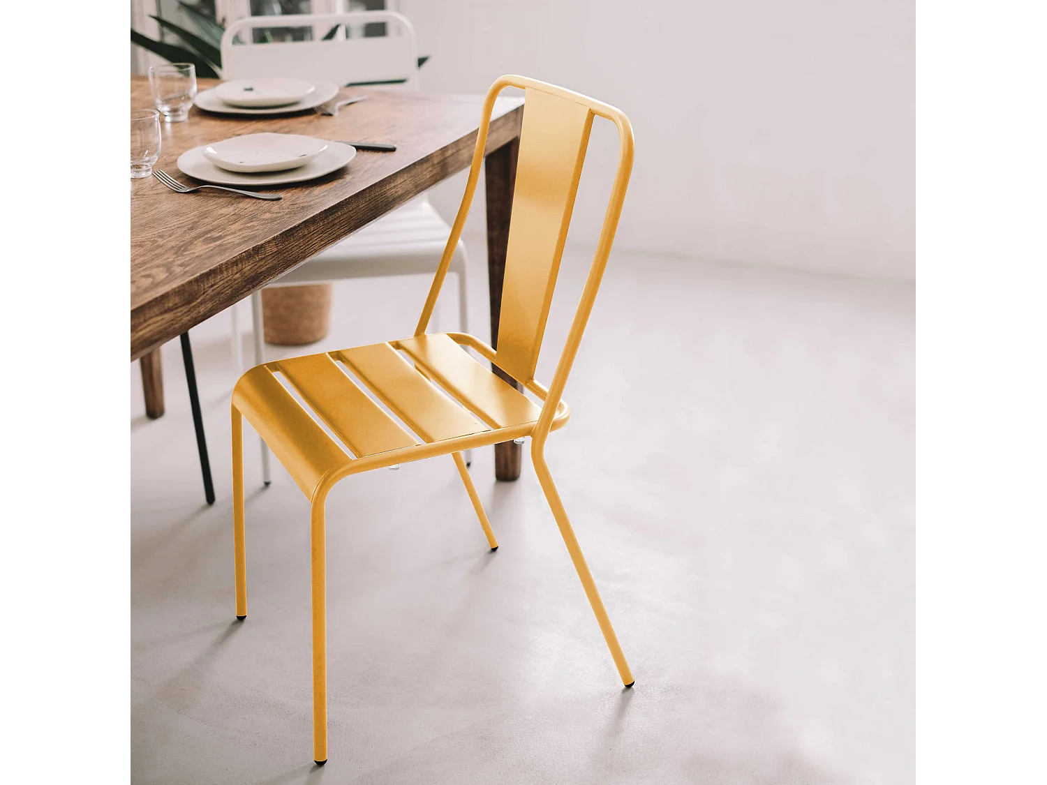 Chaise en métal bistrot jaune