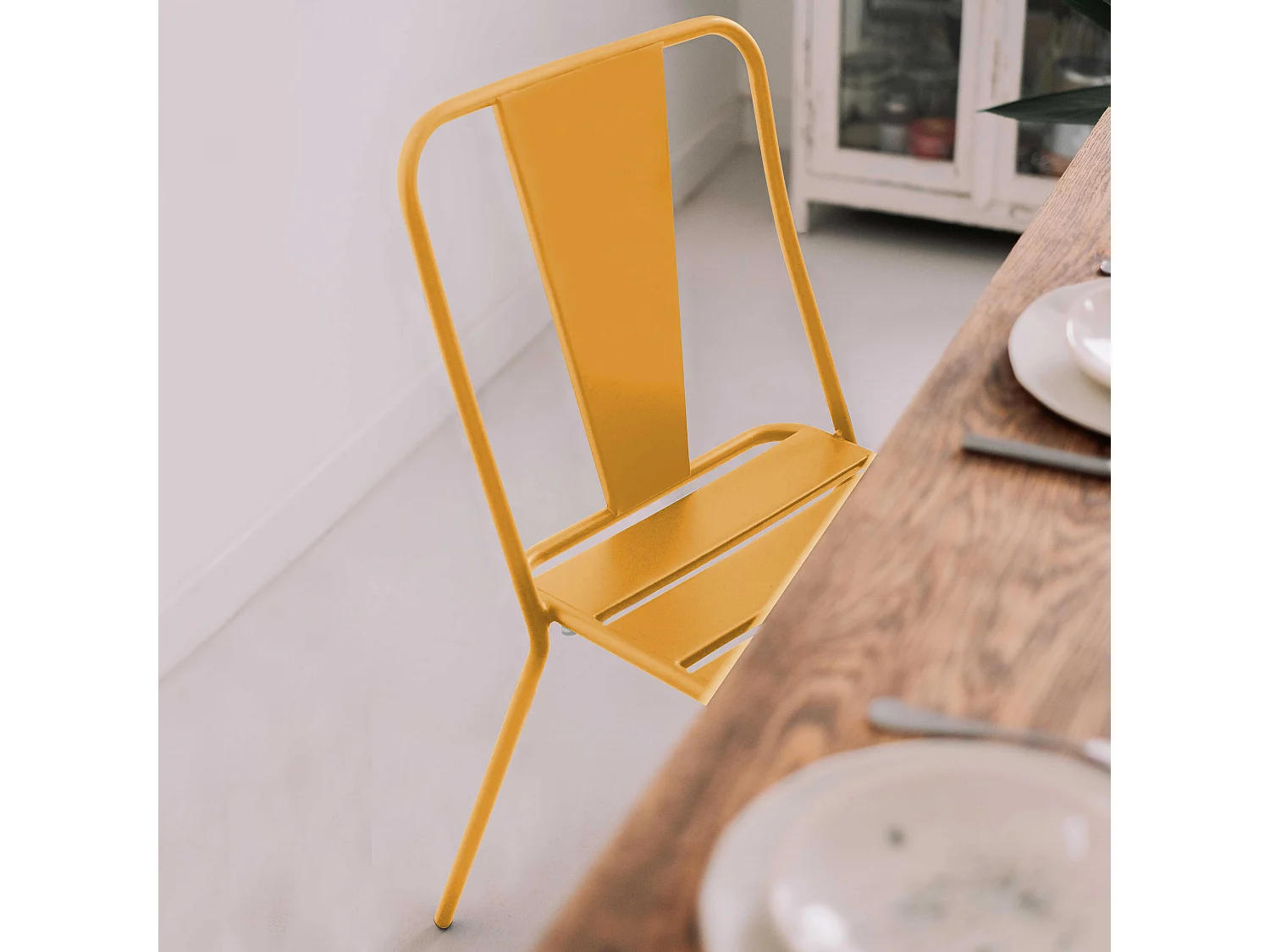 Chaise en métal bistrot jaune