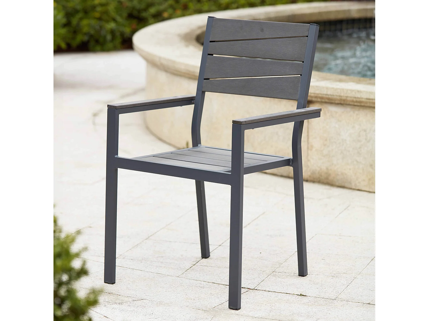 Fauteuil de jardin aluminium et bois synthétique gris foncé