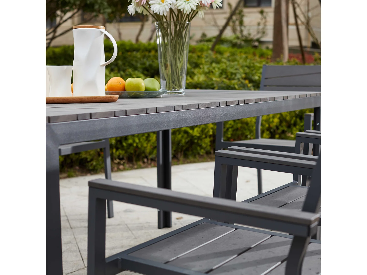 Fauteuil de jardin aluminium et bois synthétique gris foncé