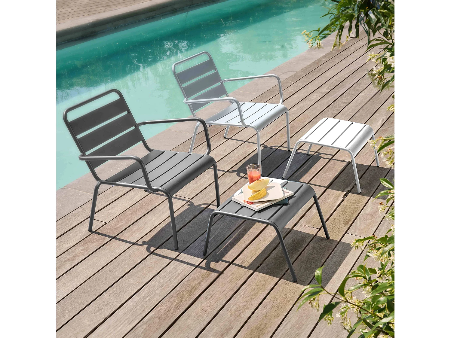 Lote de 2 sillones reclinables con reposapiés de metal gris y blanco