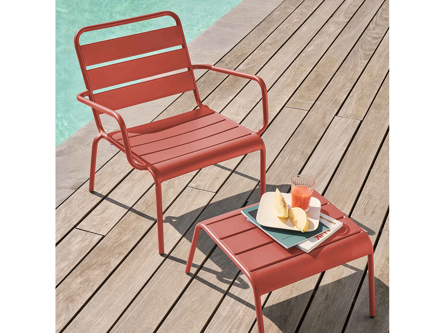 Sillón reclinable y reposapiés de metal arcilla