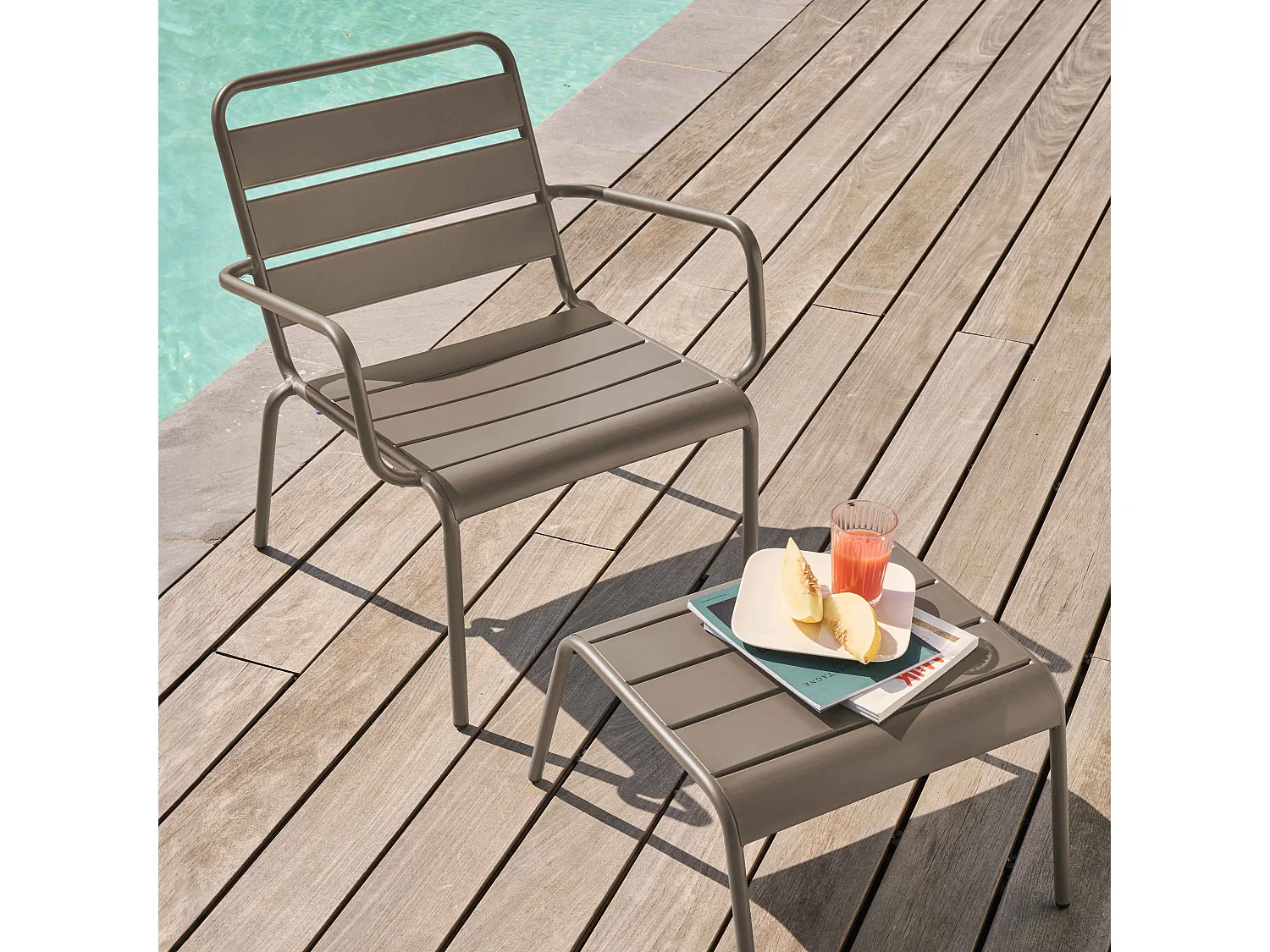 Relaxfauteuil en voetenbankje van taupekleurig metaal