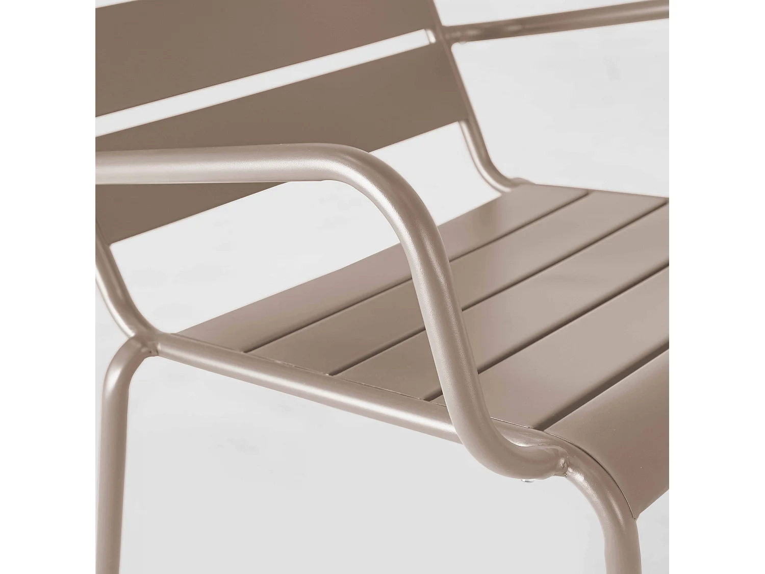 Relaxfauteuil en voetenbankje van taupekleurig metaal