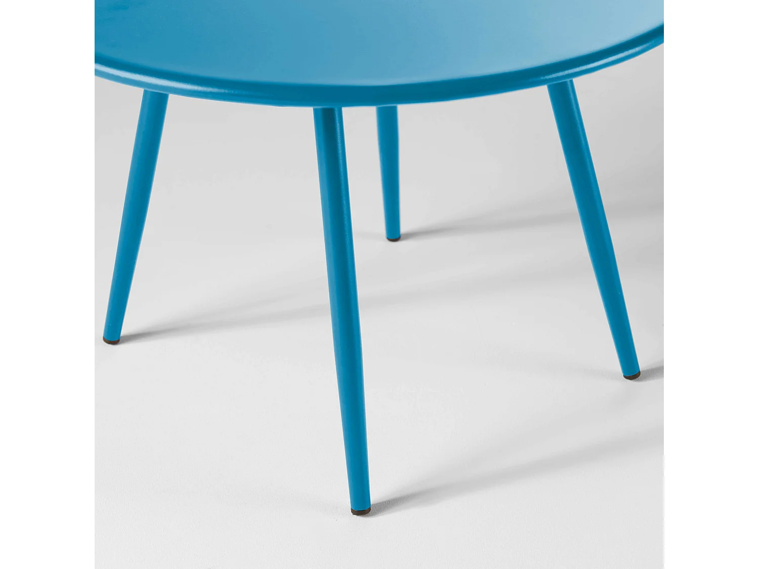 Ronde salontafel van blauw pacifisch metaal