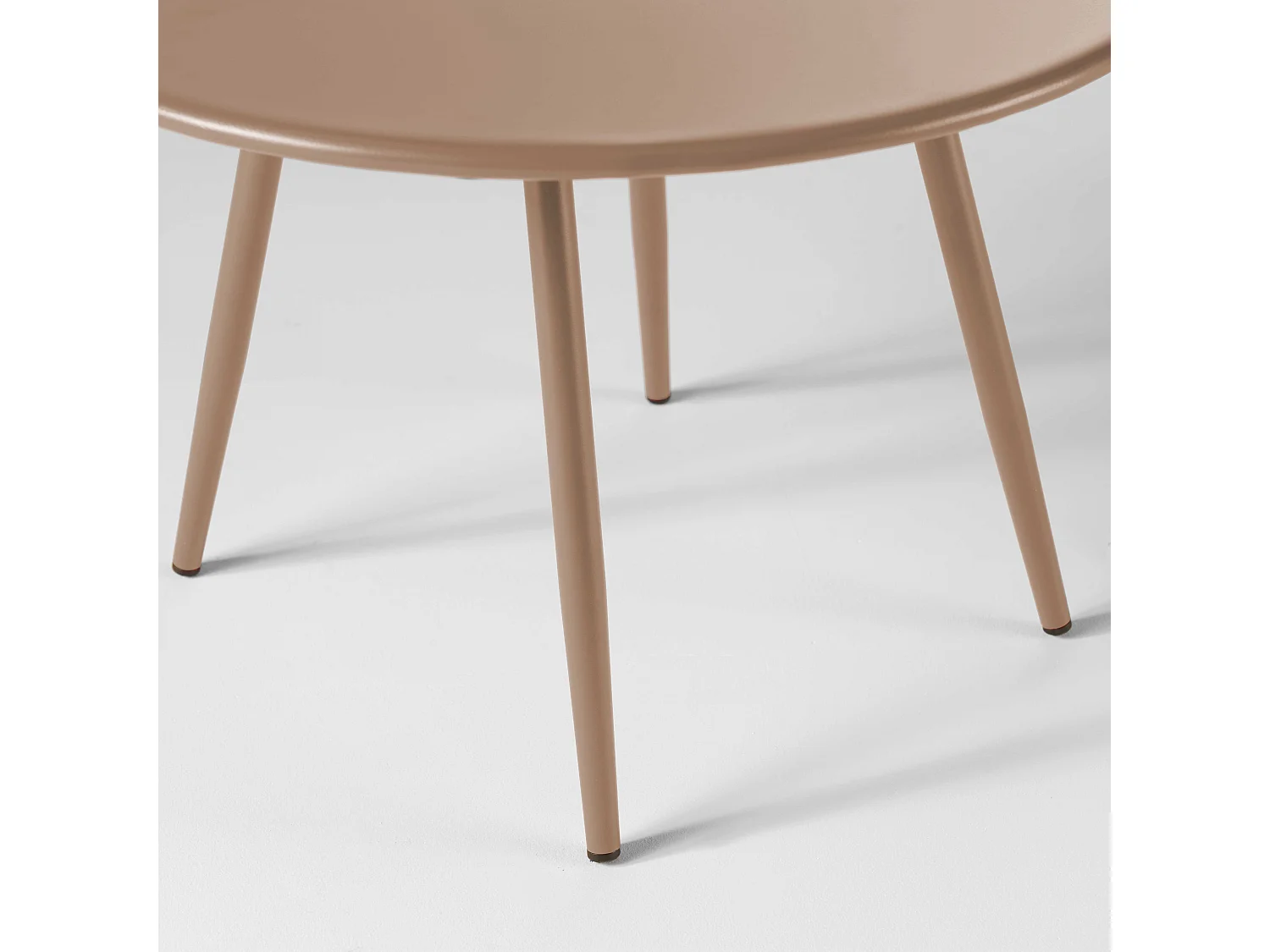 Ronde salontafel van taupekleurig metaal