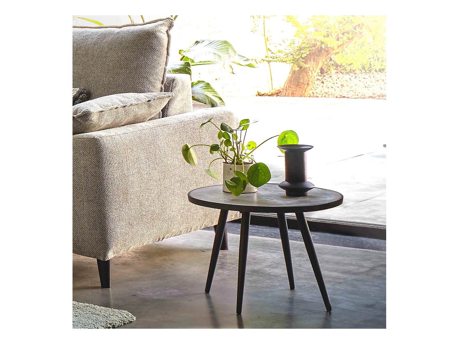 Mesa de centro redonda con efecto de hormigón en la superficie