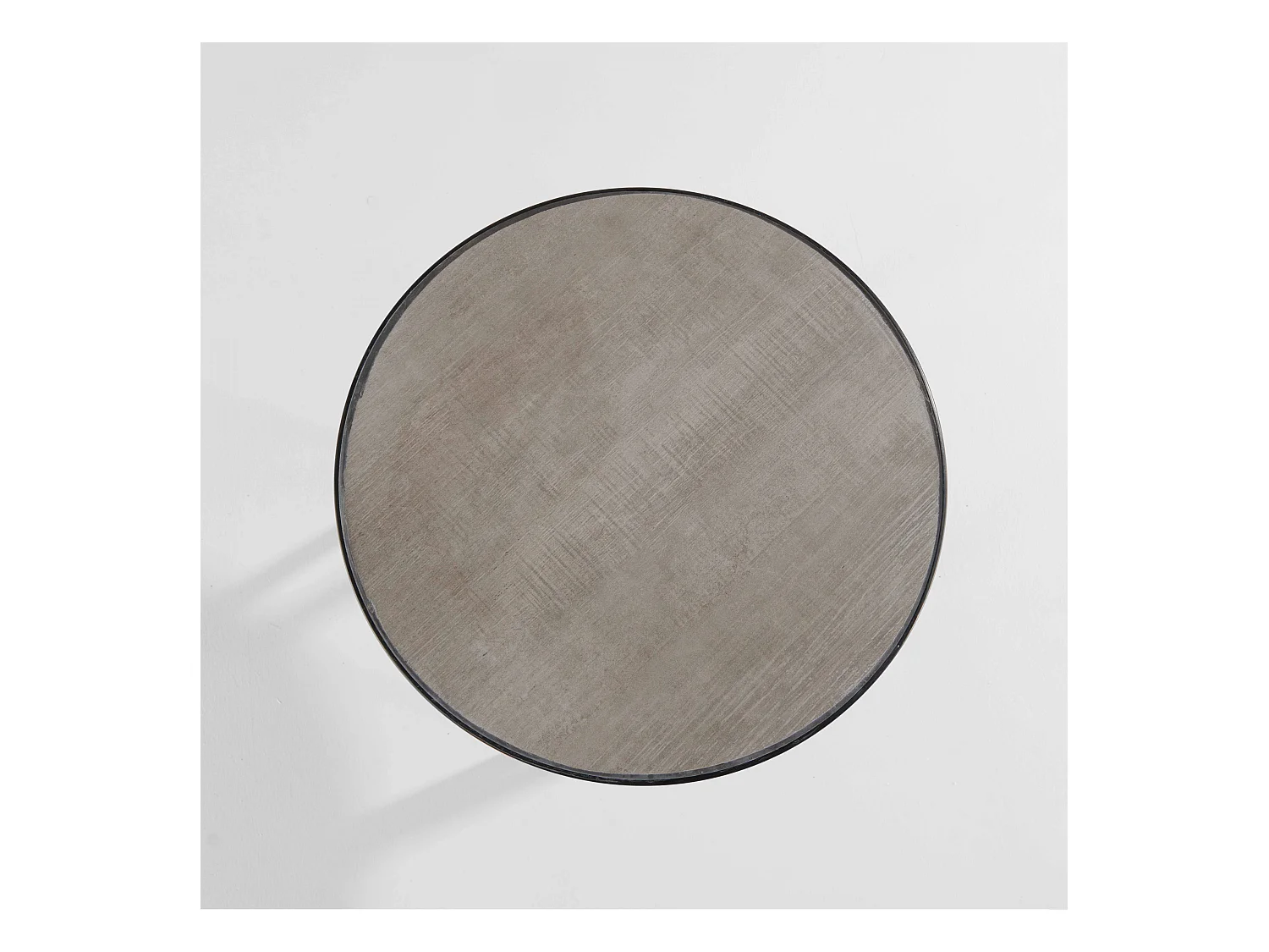 Mesa de centro redonda con efecto de hormigón en la superficie