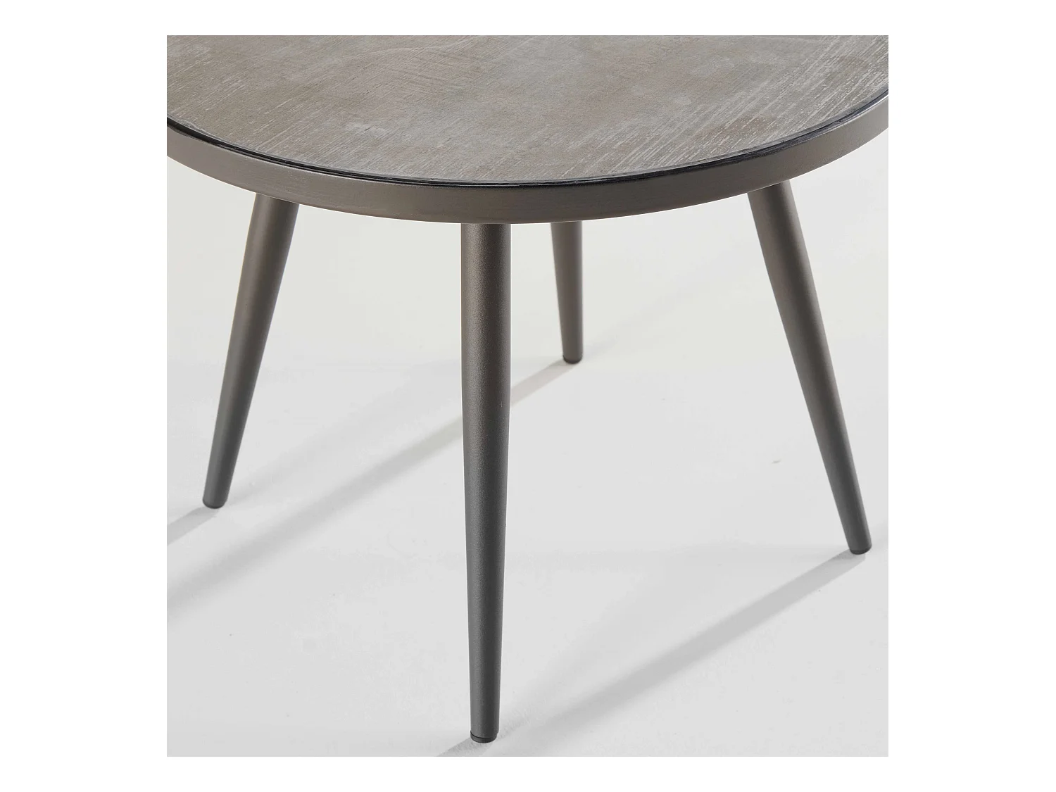 Mesa de centro redonda con efecto de hormigón en la superficie