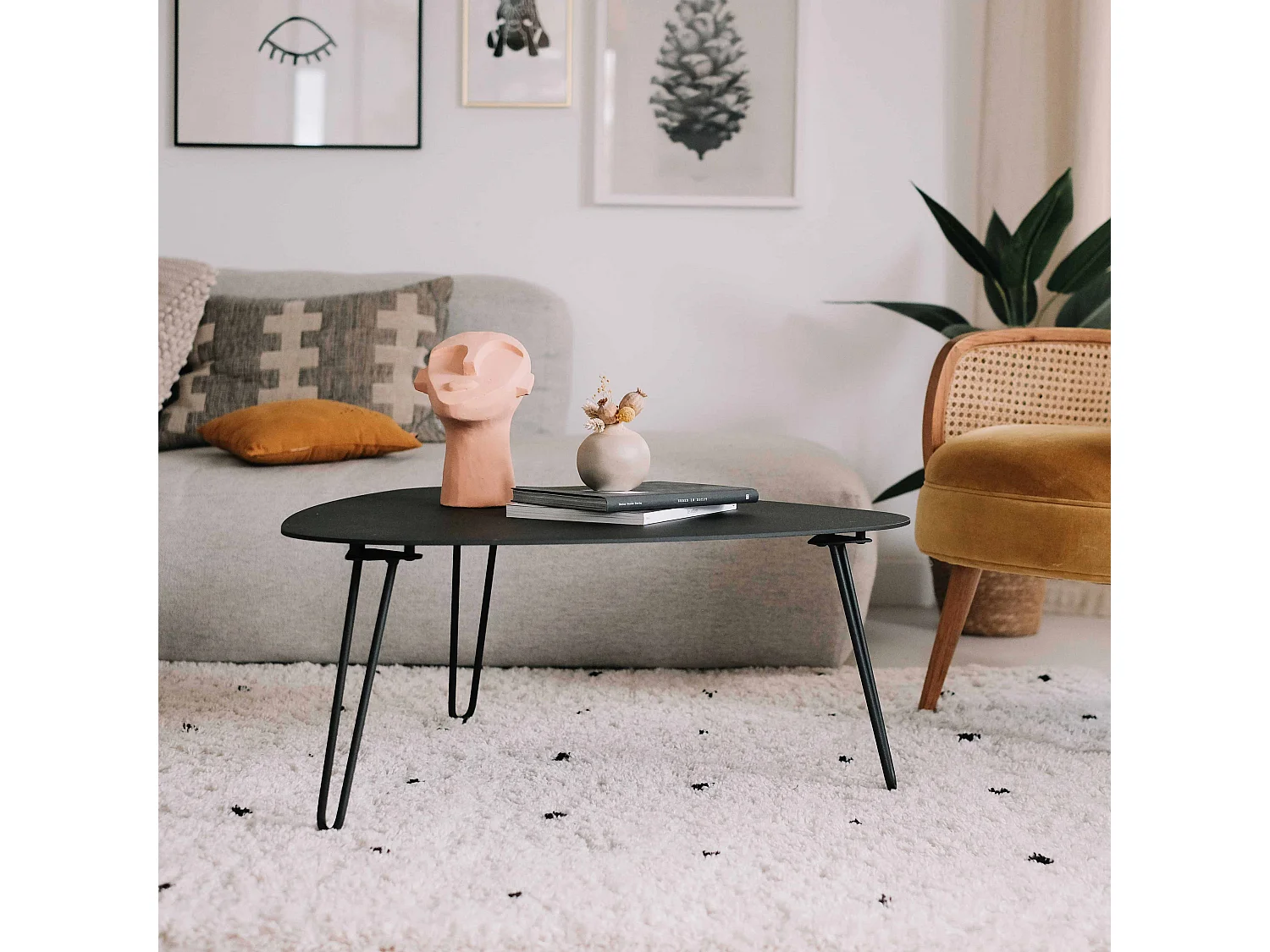 Table basse triangulaire en métal gris anthracite