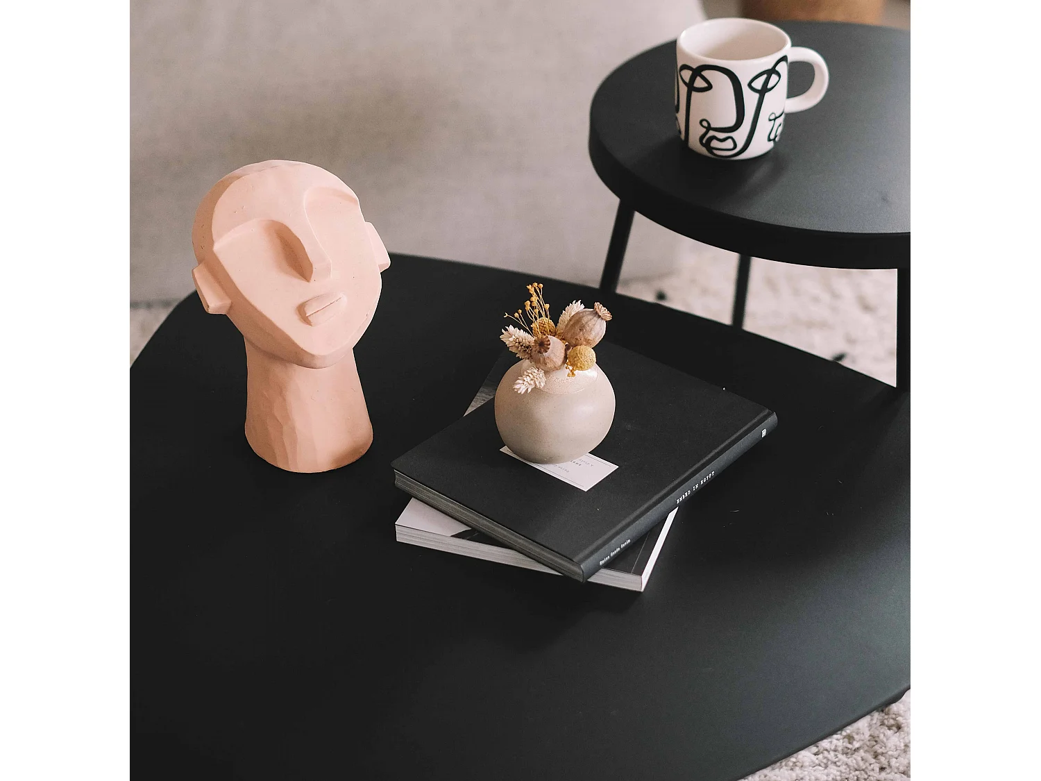 Table basse triangulaire en métal gris anthracite