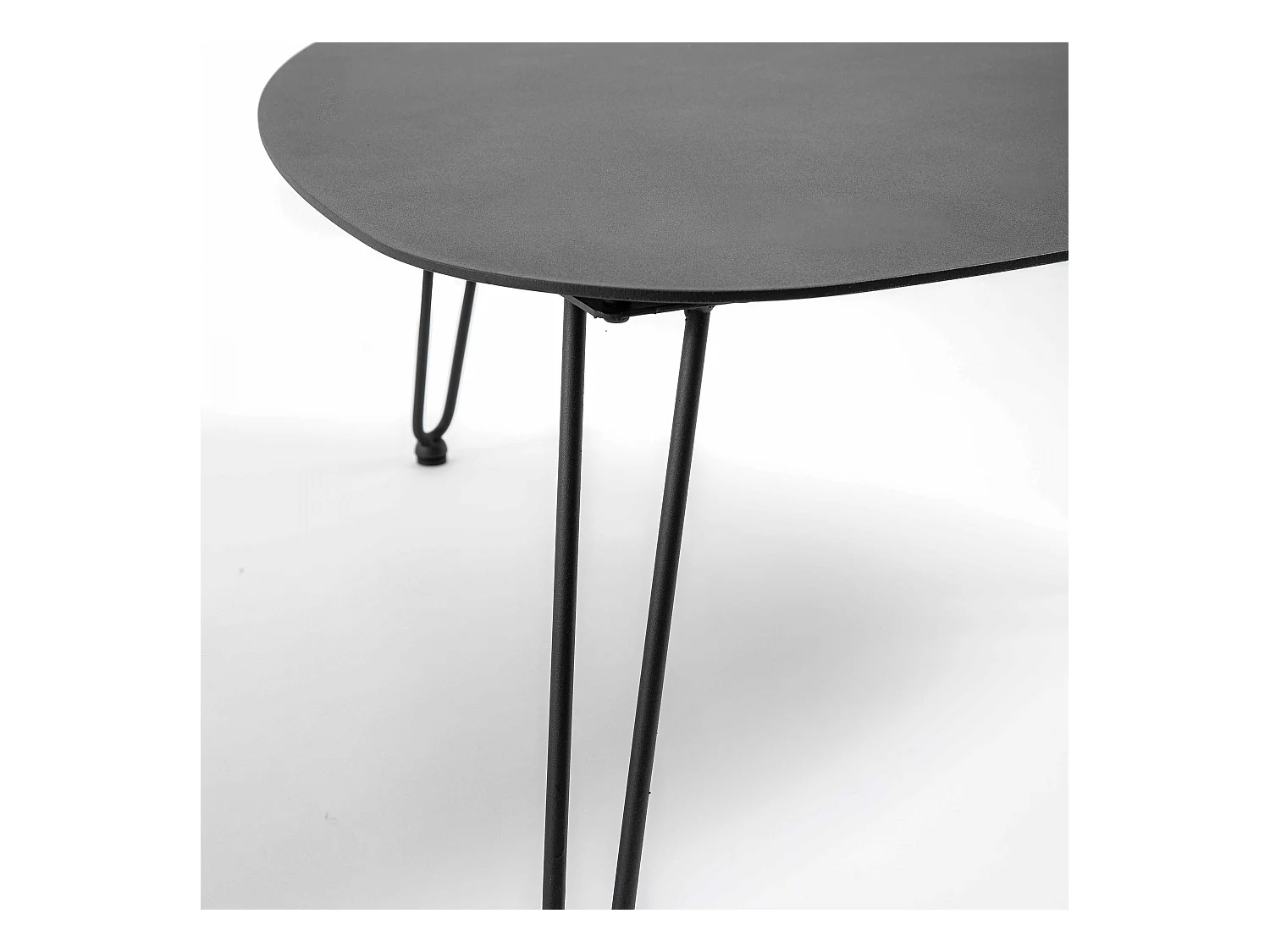 Table basse triangulaire en métal gris anthracite