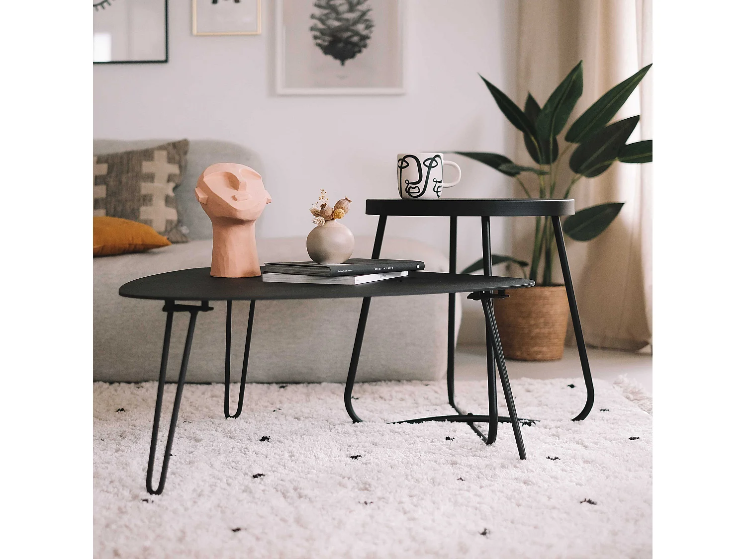 Table basse triangulaire en métal gris anthracite