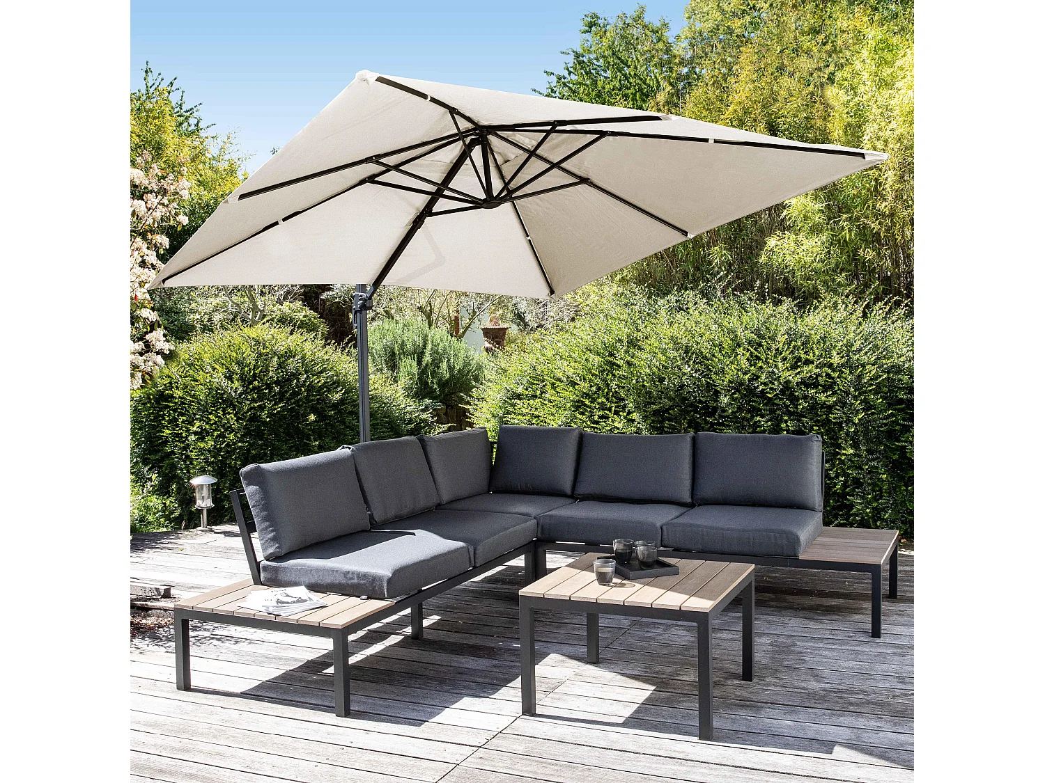 Parasol déporté rotatif 3x3m et 4 dalles lestées aluminium blanc - Malaga