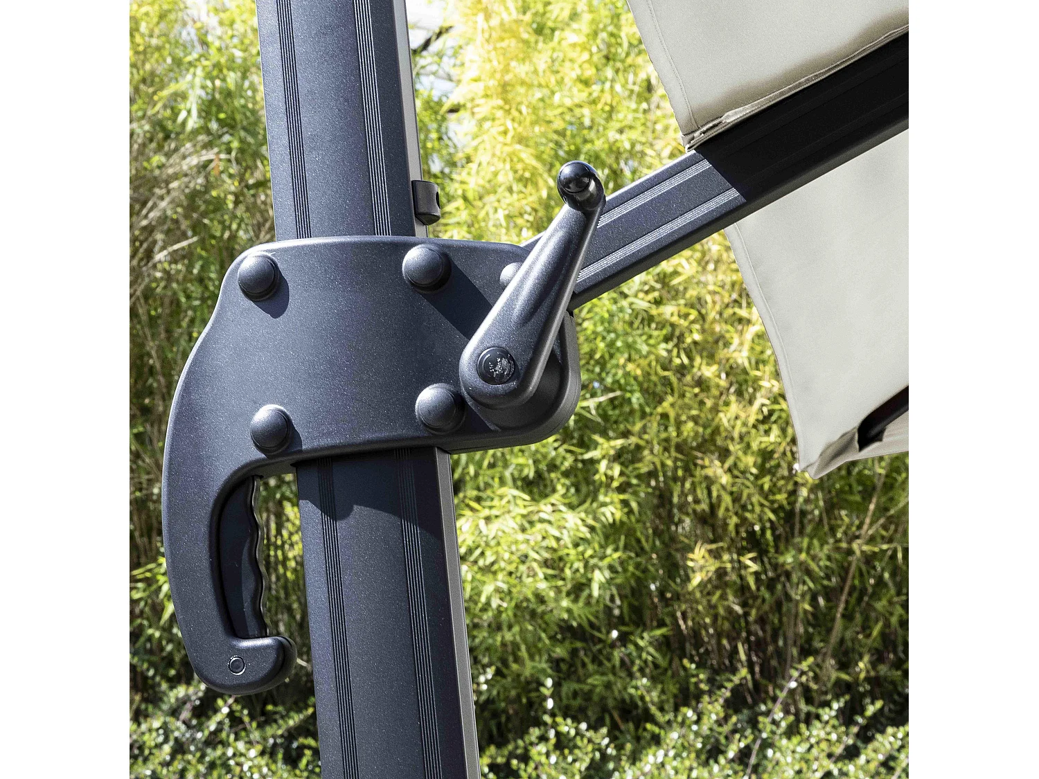 Parasol déporté rotatif 3x3m et 4 dalles lestées aluminium blanc - Malaga