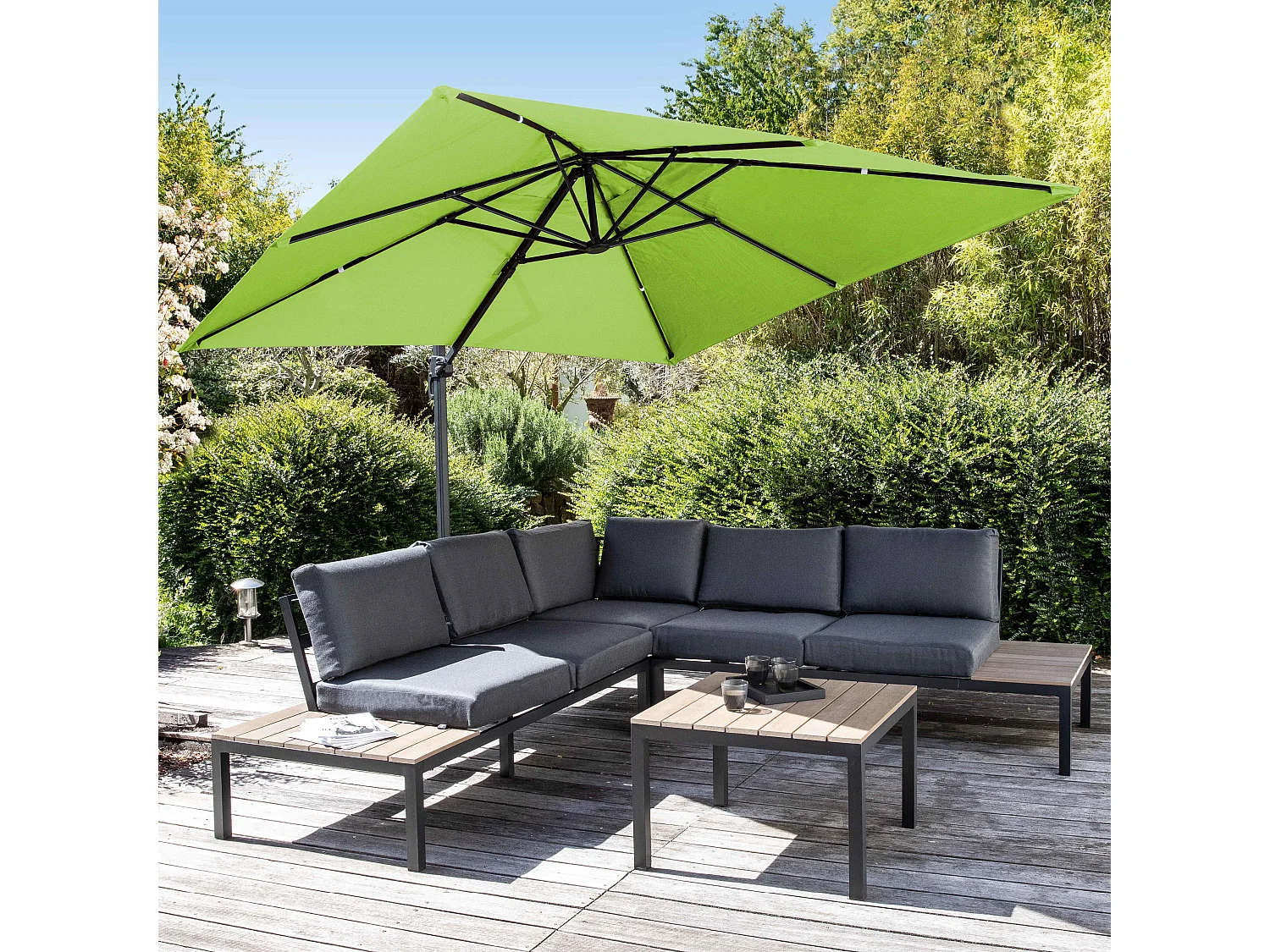 Parasol déporté rotatif 3x3m et 4 dalles à remplir aluminium vert - Malaga