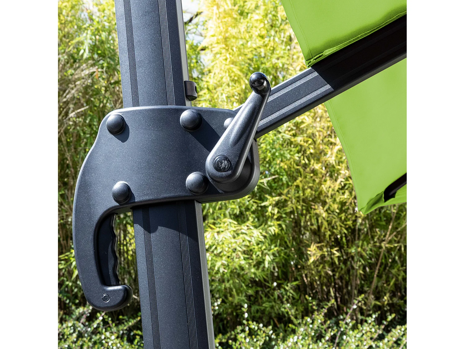 Parasol déporté rotatif 3x3m et 4 dalles à remplir aluminium vert - Malaga