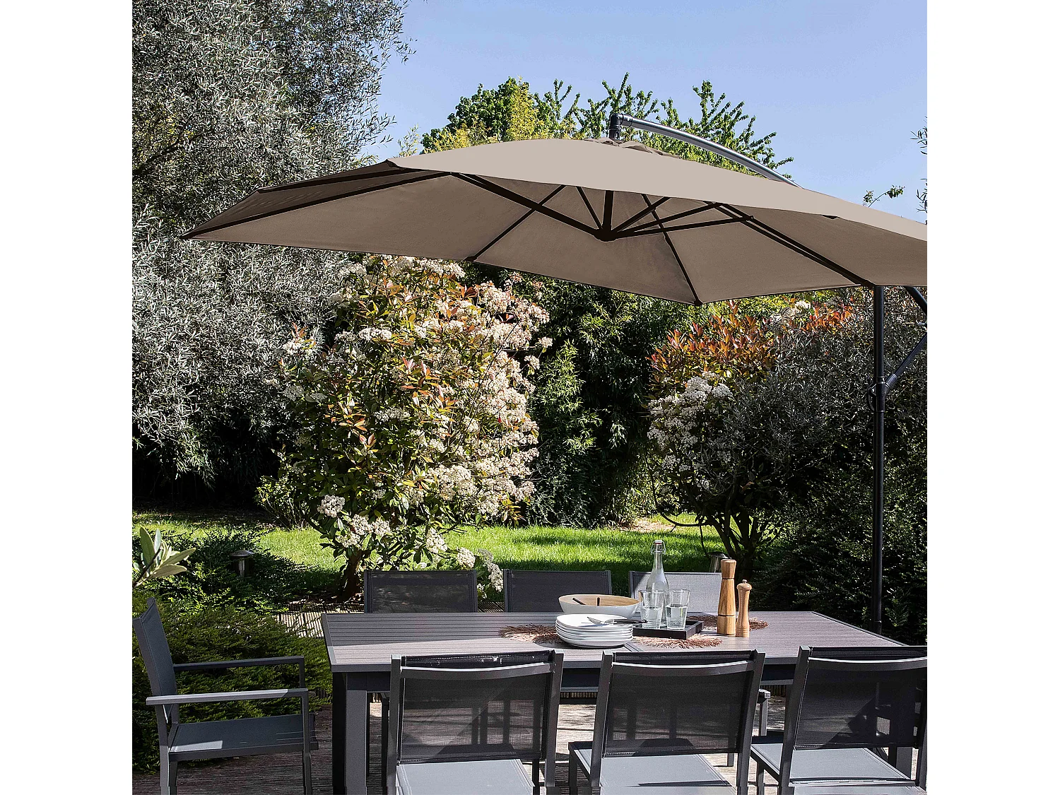 Verstelbare parasol van 3x3m en 4 verzwaarde taupe tegels