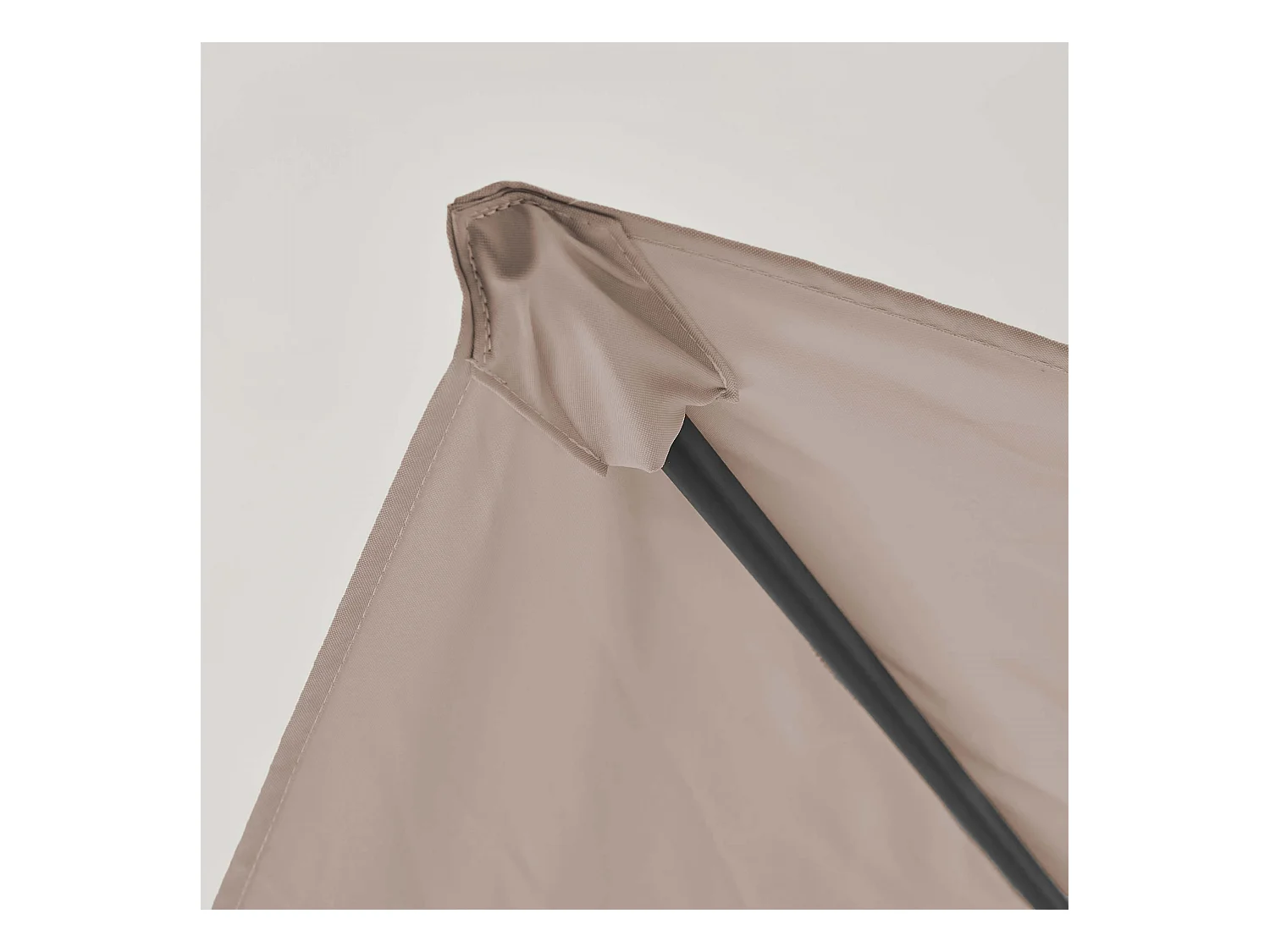 Parasol van 3x4m en 4 te vullen taupekleurige tegels