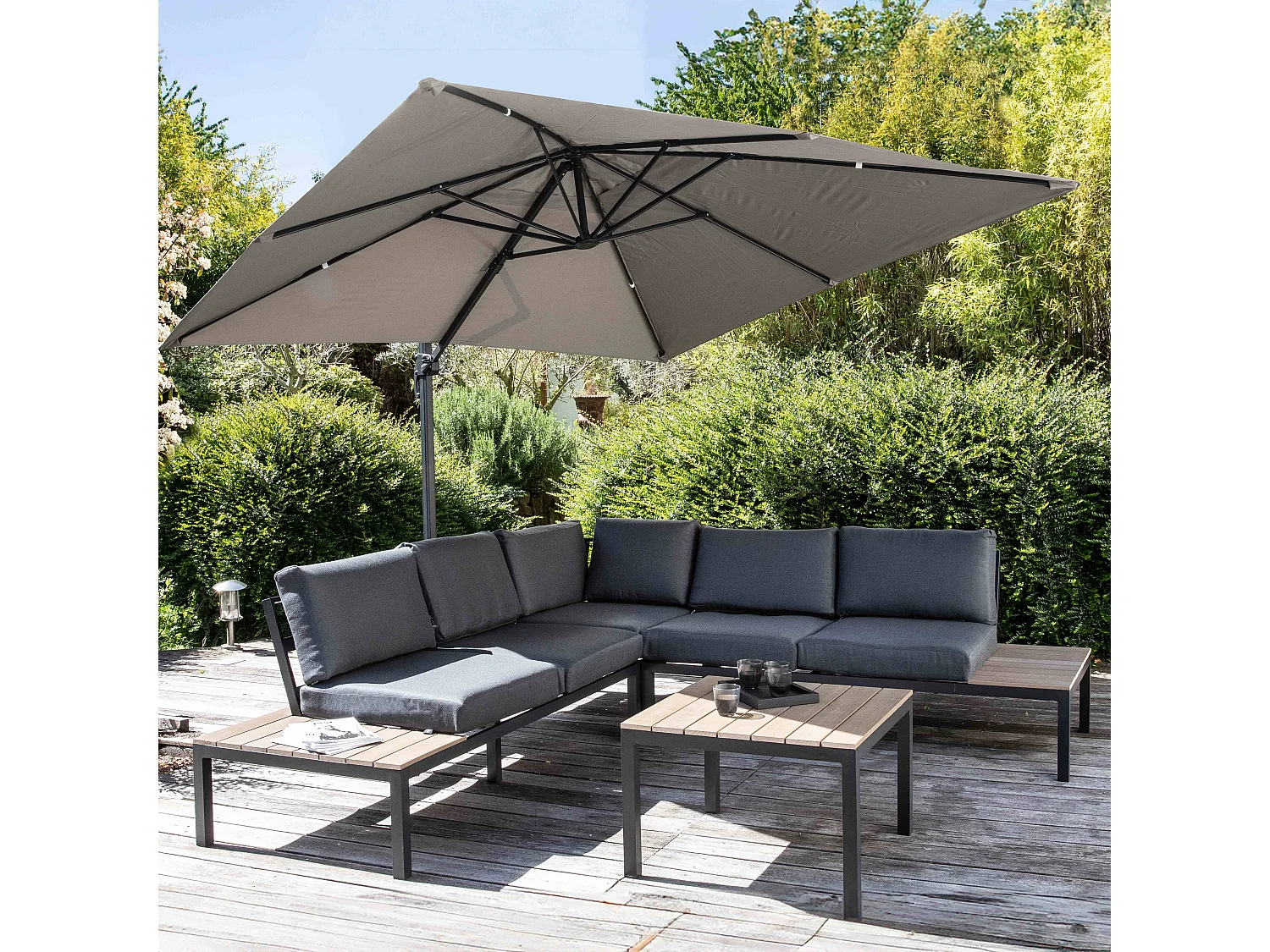 Verstelbare parasol van 3x3m en 4 verzwaarde taupe tegels