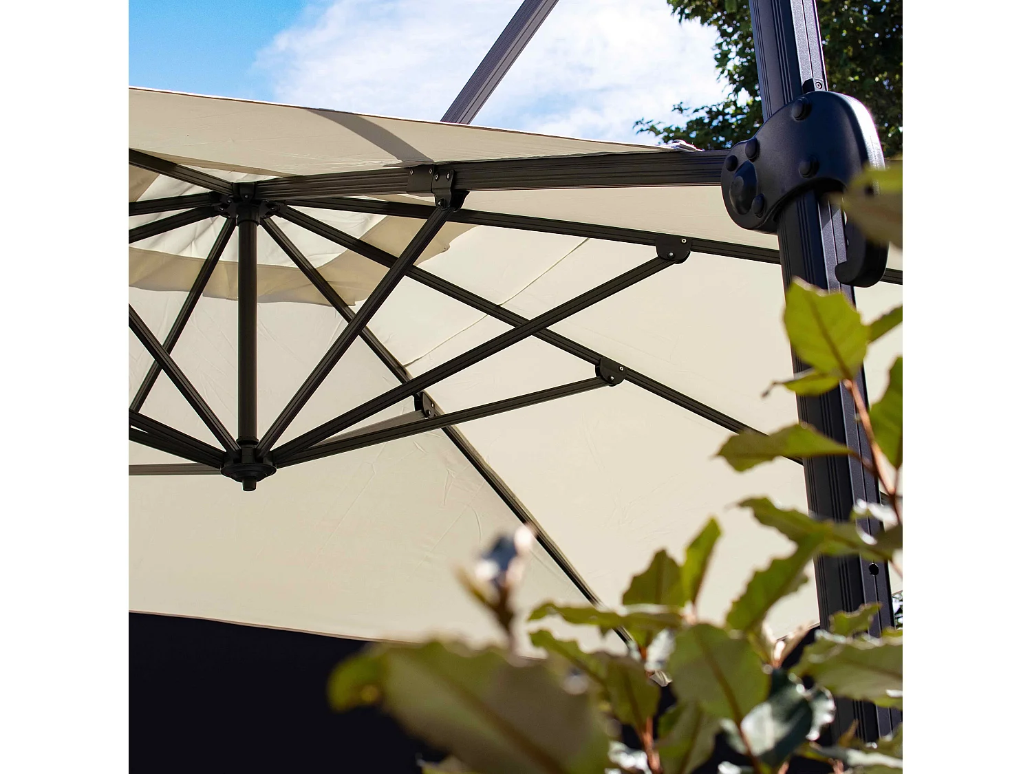 Verstelbare parasol van 3x4m in crèmekleurig aluminium