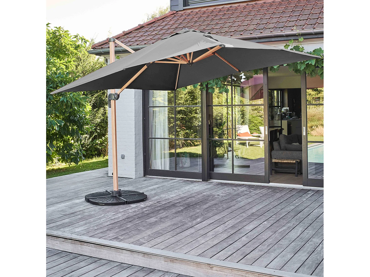 Parasol déporté 3x3m et 4 dalles lestées effet bois gris - Brescia