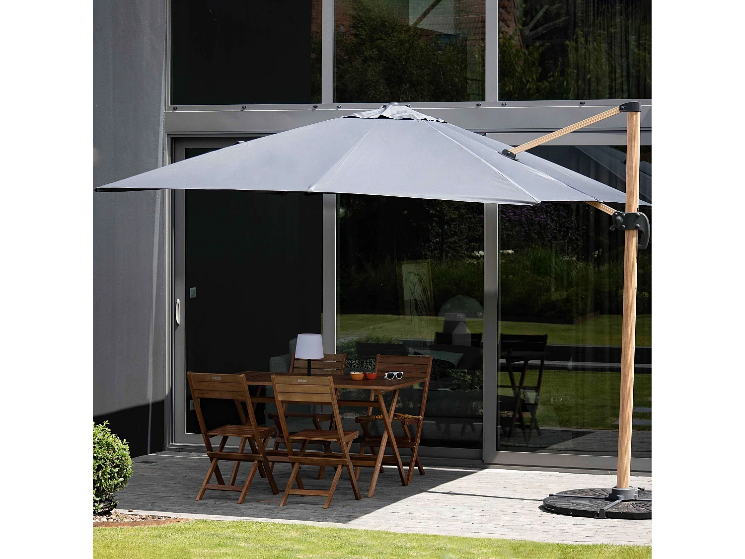 Parasol déporté 3x3m et 4 dalles lestées effet bois gris - Brescia