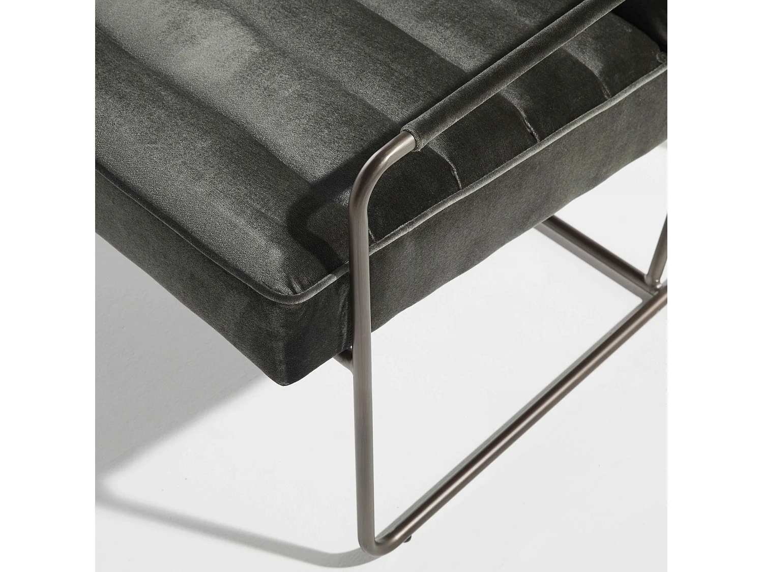 Fauteuil capitonné en velours vert gris