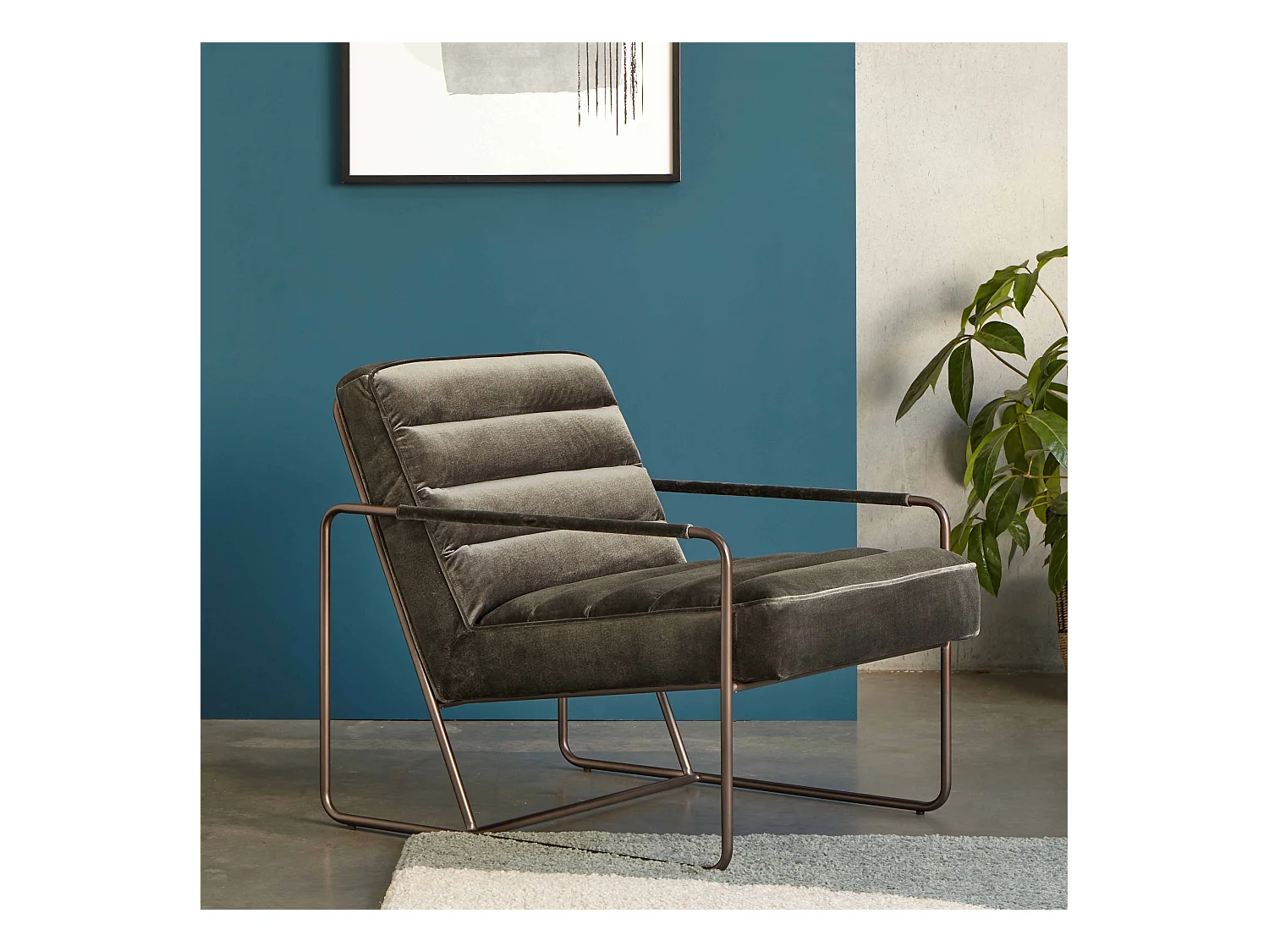 Fauteuil capitonné en velours vert gris