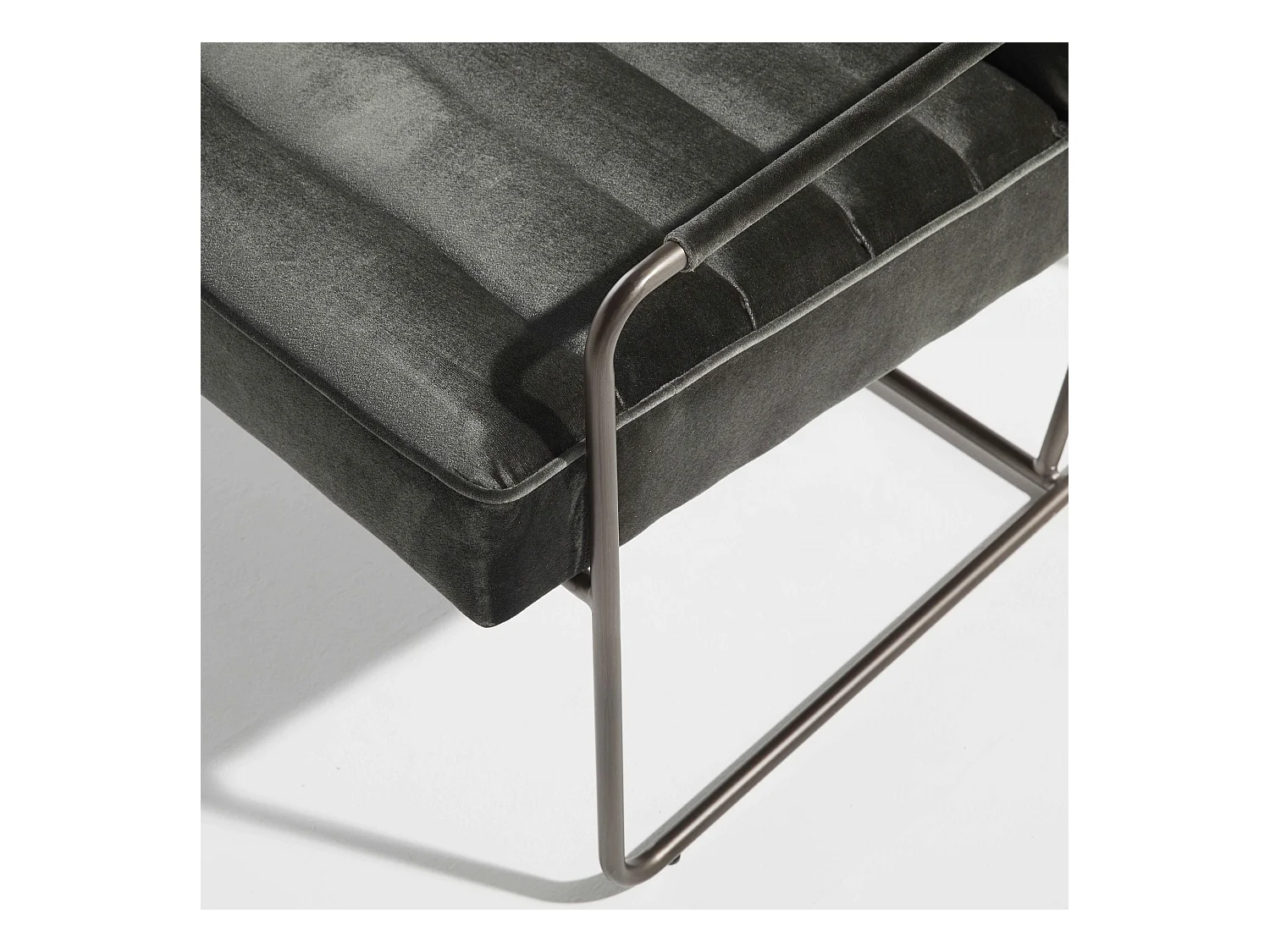 Fauteuil capitonné en velours vert gris
